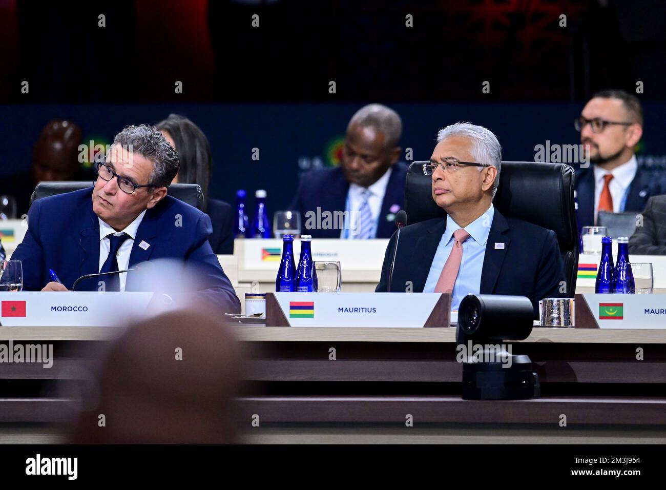 Washington, États-Unis. 15th décembre 2022. Les dirigeants africains écoutent lors de la première séance plénière du Sommet États-Unis - dirigeants africains au Centre de congrès Walter Washington, 15 décembre 2022 à Washington, DC de gauche à droite: Le Président marocain Aziz Akhannouch et le Premier ministre mauricien Pravind Jugnauth. Crédit : Ben Solomon/Département d'État des États-Unis/Alamy Live News Banque D'Images Washington, États-Unis. 15th décembre 2022. Les dirigeants africains écoutent lors de la première séance plénière du Sommet États-Unis - dirigeants africains au Centre de congrès Walter Washington, 15 décembre 2022 à Washington, DC de gauche à droite: Le Président marocain Aziz Akhannouch et le Premier ministre mauricien Pravind Jugnauth. Crédit : Ben Solomon/Département d'État des États-Unis/Alamy Live News Banque D'Images