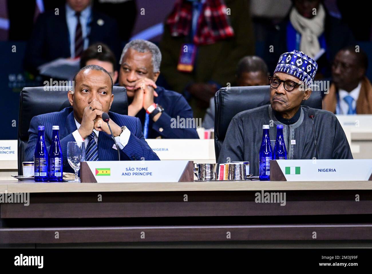 Washington, États-Unis. 15th décembre 2022. Les dirigeants africains écoutent lors de la première séance plénière du Sommet États-Unis - dirigeants africains au Centre de congrès Walter Washington, 15 décembre 2022 à Washington, DC de gauche à droite : le Premier ministre de Sao Tomé Patrice Trovoada et le président nigérian Muhammadu Buhari. Crédit : Ben Solomon/Département d'État des États-Unis/Alamy Live News Banque D'Images Washington, États-Unis. 15th décembre 2022. Les dirigeants africains écoutent lors de la première séance plénière du Sommet États-Unis - dirigeants africains au Centre de congrès Walter Washington, 15 décembre 2022 à Washington, DC de gauche à droite : le Premier ministre de Sao Tomé Patrice Trovoada et le président nigérian Muhammadu Buhari. Crédit : Ben Solomon/Département d'État des États-Unis/Alamy Live News Banque D'Images