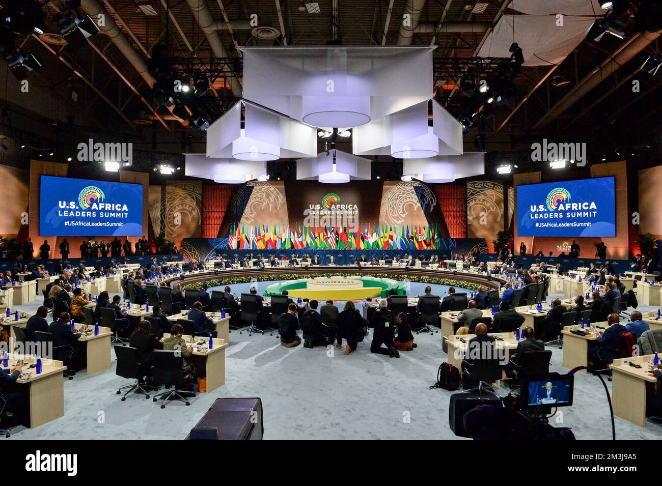 Washington, États-Unis. 15th décembre 2022. ÉTATS-UNIS Le président Joe Biden, au centre, prononce un discours lors de la première session plénière des dirigeants du Sommet États-Unis-Afrique au Centre de congrès Walter Washington, 15 décembre 2022 à Washington, DC Credit: Paul Kim/Département d'État des États-Unis/Alamy Live News Banque D'Images Washington, États-Unis. 15th décembre 2022. ÉTATS-UNIS Le président Joe Biden, au centre, prononce un discours lors de la première session plénière des dirigeants du Sommet États-Unis-Afrique au Centre de congrès Walter Washington, 15 décembre 2022 à Washington, DC Credit: Paul Kim/Département d'État des États-Unis/Alamy Live News Banque D'Images