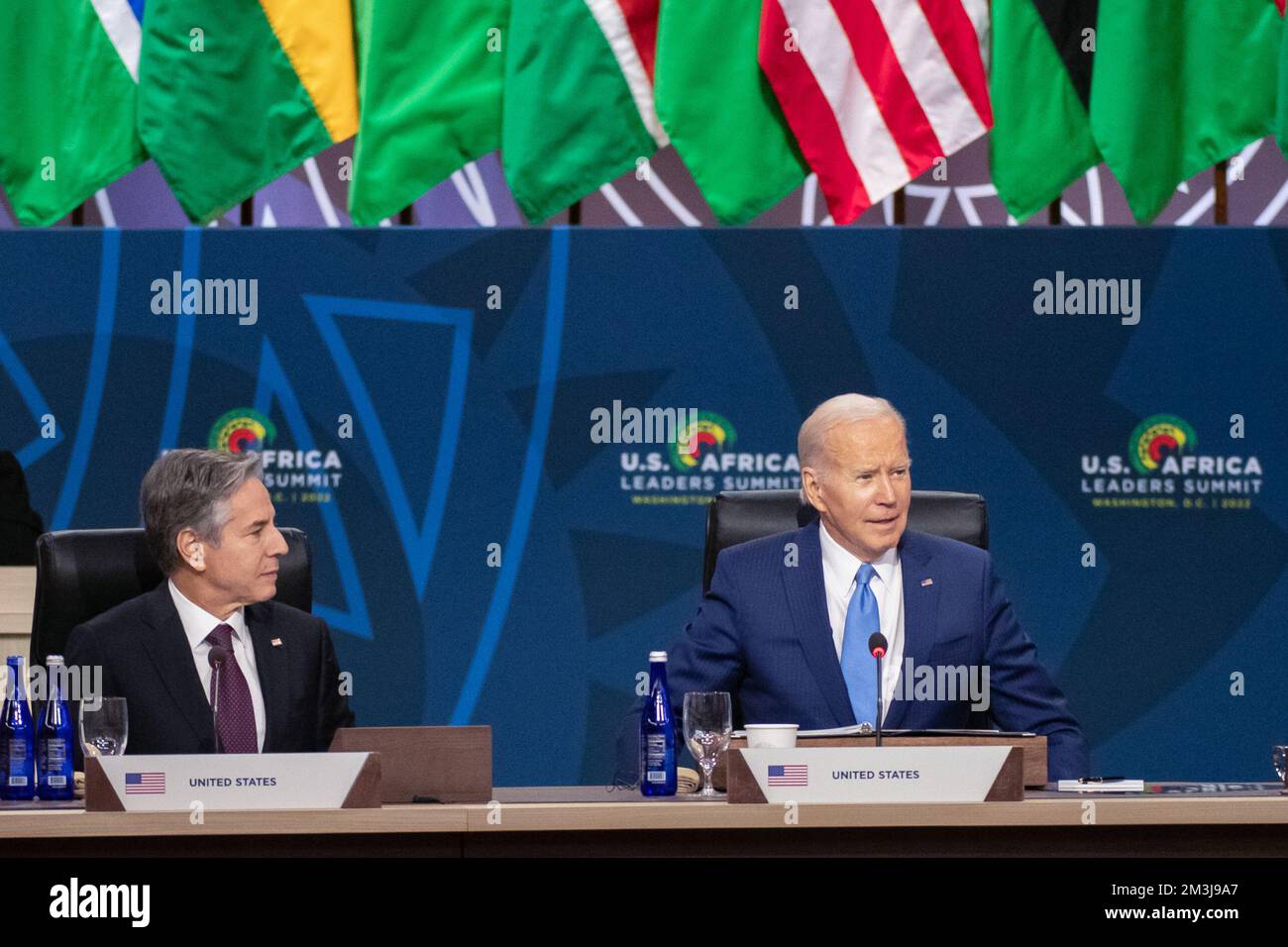 Washington, États-Unis. 15th décembre 2022. ÉTATS-UNIS Le président Joe Biden, à droite, prononce un discours en tant que secrétaire d'État américain Tony Blinken, à gauche, examine lors de la première séance plénière des dirigeants du Sommet États-Unis - Afrique au Centre de congrès Walter Washington, 15 décembre 2022 à Washington, DC Credit: Paul Kim/Département d'État américain/Alay Live News Banque D'Images Washington, États-Unis. 15th décembre 2022. ÉTATS-UNIS Le président Joe Biden, à droite, prononce un discours en tant que secrétaire d'État américain Tony Blinken, à gauche, examine lors de la première séance plénière des dirigeants du Sommet États-Unis - Afrique au Centre de congrès Walter Washington, 15 décembre 2022 à Washington, DC Credit: Paul Kim/Département d'État américain/Alay Live News Banque D'Images