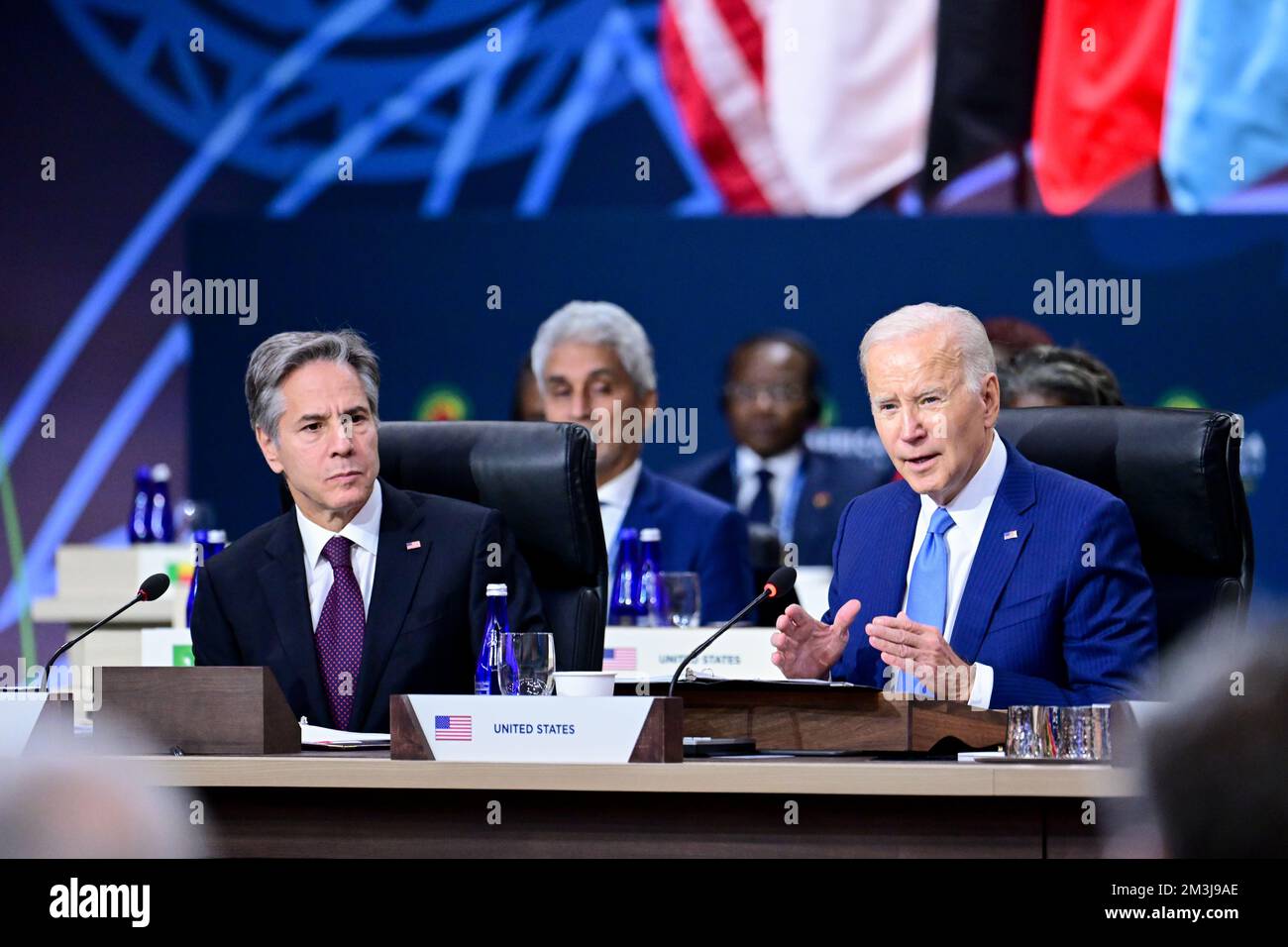 Washington, États-Unis. 15th décembre 2022. ÉTATS-UNIS Le président Joe Biden, à droite, prononce une allocution en tant que secrétaire d'État américain Tony Blinken, à l'occasion de la première séance plénière des dirigeants du Sommet États-Unis-Afrique au Centre de congrès Walter Washington, 15 décembre 2022 à Washington, DC Credit: Ben Solomon/Département d'État américain/Alay Live News Banque D'Images Washington, États-Unis. 15th décembre 2022. ÉTATS-UNIS Le président Joe Biden, à droite, prononce une allocution en tant que secrétaire d'État américain Tony Blinken, à l'occasion de la première séance plénière des dirigeants du Sommet États-Unis-Afrique au Centre de congrès Walter Washington, 15 décembre 2022 à Washington, DC Credit: Ben Solomon/Département d'État américain/Alay Live News Banque D'Images