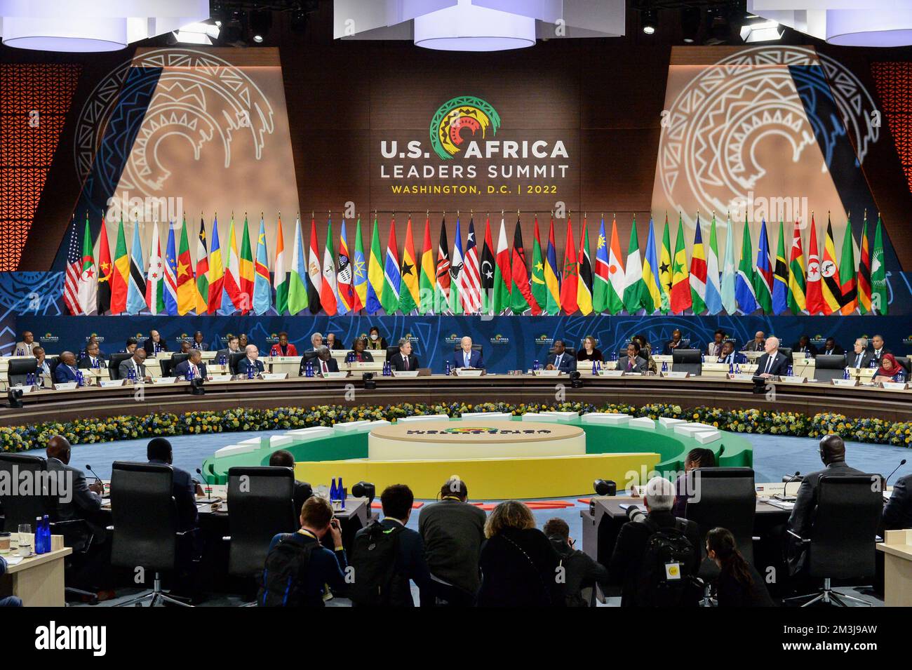 Washington, États-Unis. 15th décembre 2022. ÉTATS-UNIS Le président Joe Biden, au centre, prononce un discours lors de la première session plénière des dirigeants du Sommet États-Unis-Afrique au Centre de congrès Walter Washington, 15 décembre 2022 à Washington, DC Credit: Paul Kim/Département d'État des États-Unis/Alamy Live News Banque D'Images Washington, États-Unis. 15th décembre 2022. ÉTATS-UNIS Le président Joe Biden, au centre, prononce un discours lors de la première session plénière des dirigeants du Sommet États-Unis-Afrique au Centre de congrès Walter Washington, 15 décembre 2022 à Washington, DC Credit: Paul Kim/Département d'État des États-Unis/Alamy Live News Banque D'Images