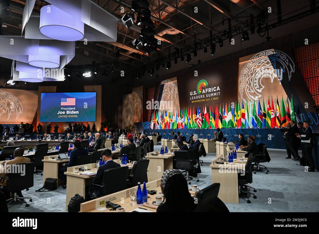 Washington, États-Unis. 15th décembre 2022. ÉTATS-UNIS Le président Joe Biden, au centre, prononce un discours lors de la première session plénière des dirigeants du Sommet États-Unis-Afrique au Centre de congrès Walter Washington, 15 décembre 2022 à Washington, DC Credit: Ben Solomon/Département d'État des États-Unis/Alamy Live News Banque D'Images Washington, États-Unis. 15th décembre 2022. ÉTATS-UNIS Le président Joe Biden, au centre, prononce un discours lors de la première session plénière des dirigeants du Sommet États-Unis-Afrique au Centre de congrès Walter Washington, 15 décembre 2022 à Washington, DC Credit: Ben Solomon/Département d'État des États-Unis/Alamy Live News Banque D'Images