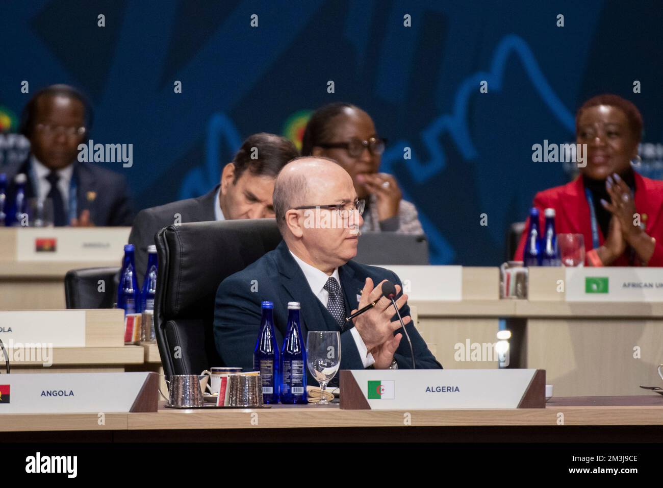 Washington, États-Unis. 15th décembre 2022. Le Premier ministre algérien Aymen Benabderrahmane écoute lors de la première séance plénière du Sommet des dirigeants des États-Unis et de l'Afrique au Centre de congrès Walter Washington, 15 décembre 2022 à Washington, DC Credit: Paul Kim/Département d'État des États-Unis/Alamy Live News Banque D'Images Washington, États-Unis. 15th décembre 2022. Le Premier ministre algérien Aymen Benabderrahmane écoute lors de la première séance plénière du Sommet des dirigeants des États-Unis et de l'Afrique au Centre de congrès Walter Washington, 15 décembre 2022 à Washington, DC Credit: Paul Kim/Département d'État des États-Unis/Alamy Live News Banque D'Images