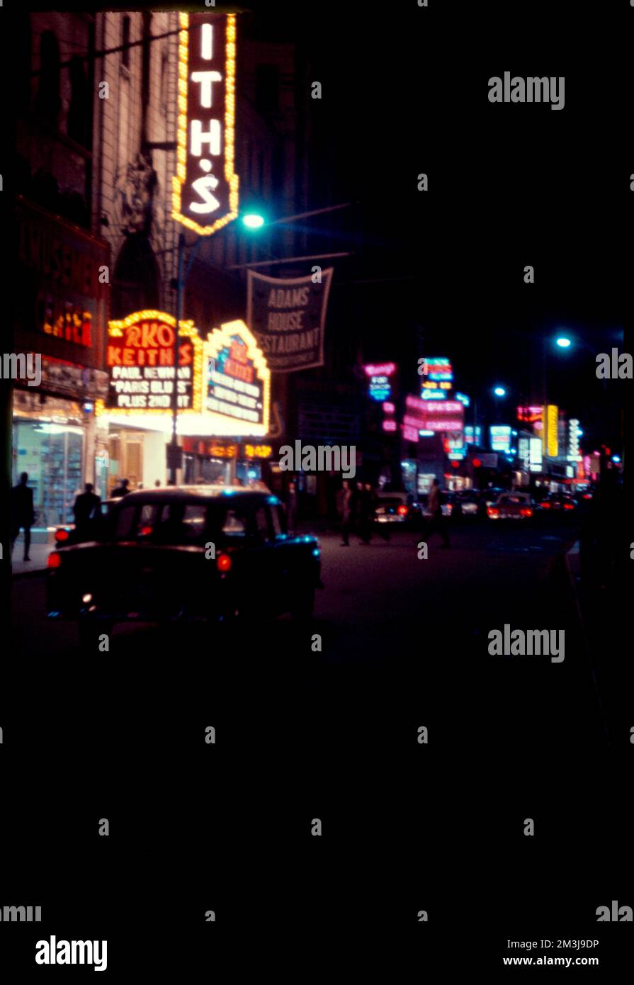 Scène nocturne autour du RKO Keith Theatre, Boston , théâtres, RKO radio Pictures. Collection Edmund L. Mitchell Banque D'Images
