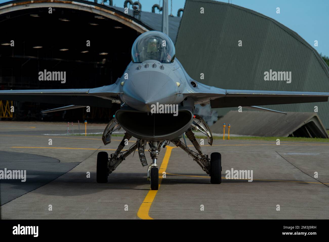 ÉTATS-UNIS Le Maj. Josiah "Sirius" Gaffney, pilote de l'équipe de démonstration F-16 des Forces aériennes du Pacifique (PACAF), taxi un faucon F-16 à la base aérienne de Misawa, Japon, le 8 septembre 2022. L'équipe de démonstration du PACAF F-16 est la première équipe de démonstration aérienne des États-Unis dans la région Indo-Pacifique. (É.-U. Photo de la Force aérienne par le premier Airman Brieana E. Bolfing) Banque D'Images