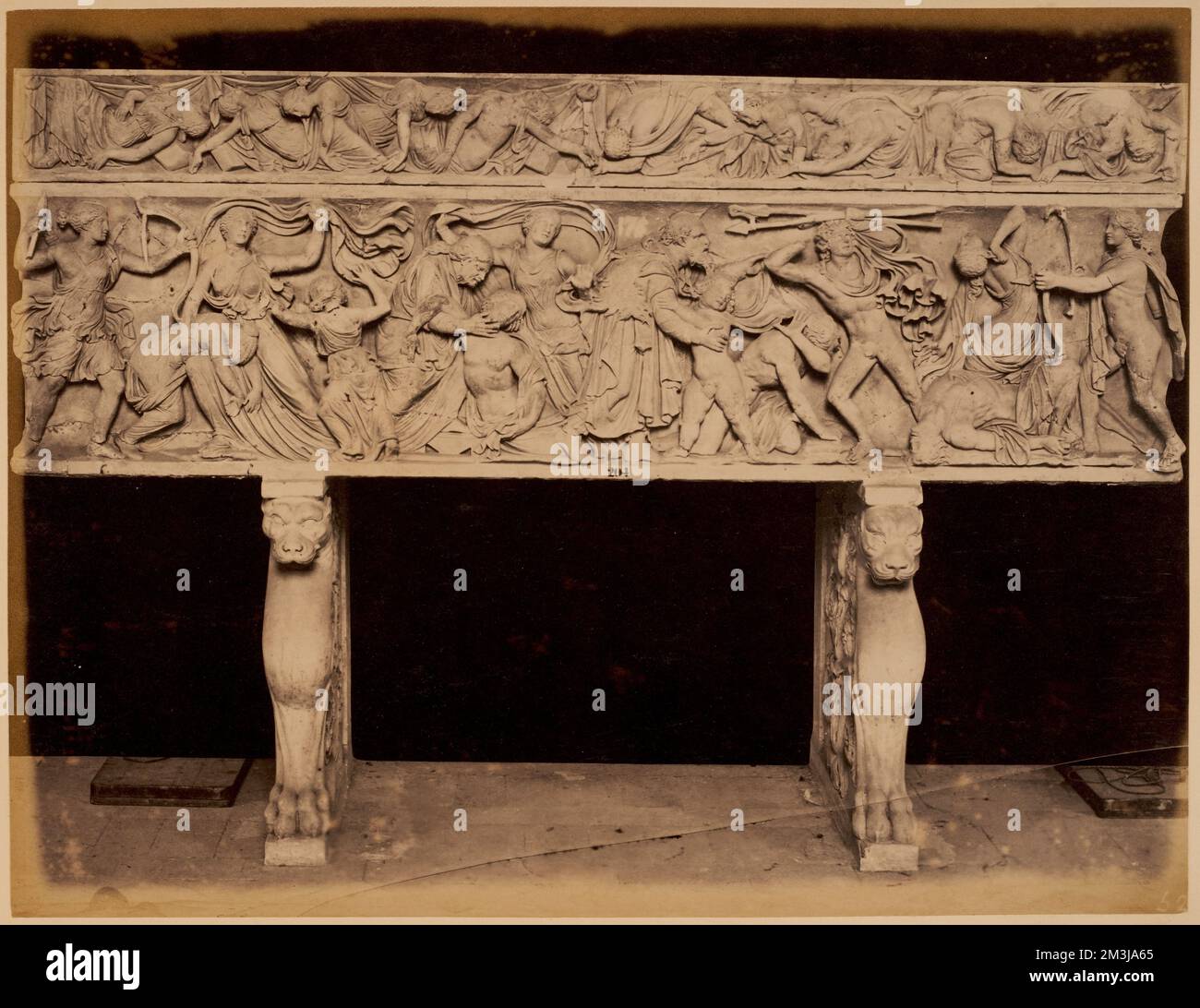 Sarcophage de Niobid , Antiquités, bas-reliefs, sarcophages, dieux, Déesses, Apollon Deity, Artemis Deity grecque, Niobe grec caractère mythologique. Collection Nicholas Catsimpolas Banque D'Images