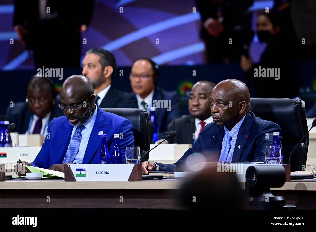 Washington, États-Unis. 15th décembre 2022. Les dirigeants africains écoutent lors de la première séance plénière du Sommet États-Unis - dirigeants africains au Centre de congrès Walter Washington, 15 décembre 2022 à Washington, DC de gauche à droite : le Président libérien George Weah et le Premier ministre mosotho Sam Matekane. Crédit : Ben Solomon/Département d'État des États-Unis/Alamy Live News Banque D'Images Washington, États-Unis. 15th décembre 2022. Les dirigeants africains écoutent lors de la première séance plénière du Sommet États-Unis - dirigeants africains au Centre de congrès Walter Washington, 15 décembre 2022 à Washington, DC de gauche à droite : le Président libérien George Weah et le Premier ministre mosotho Sam Matekane. Crédit : Ben Solomon/Département d'État des États-Unis/Alamy Live News Banque D'Images