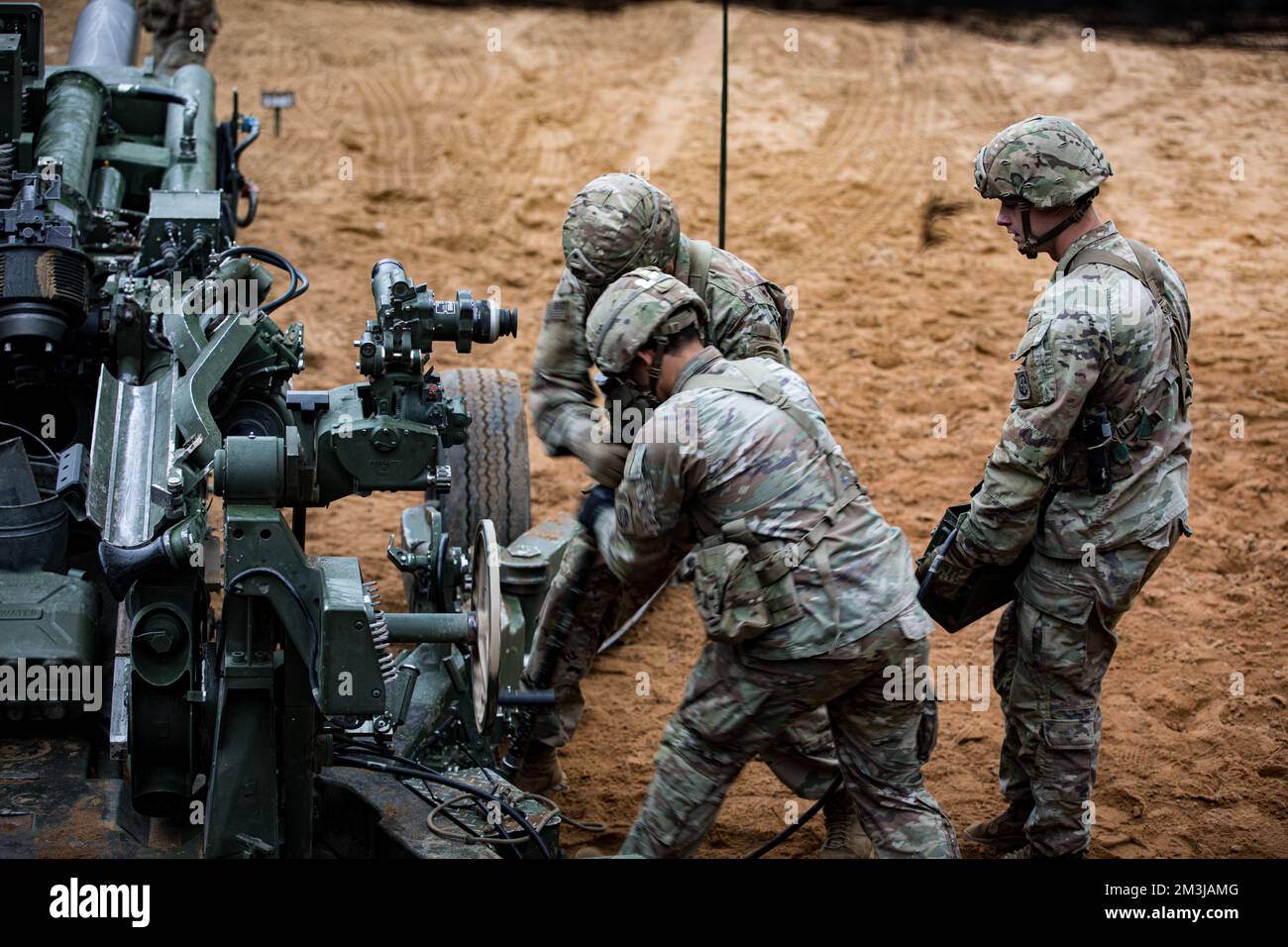 Parachutistes affectés au 3rd Bataillon, 19th Régiment d’artillerie de campagne aéroporté, 2nd Brigade combat Team, 82nd Division aéroportée participant à une épreuve de feu pré-live avec un M777 Howitzer lors de la compétition Best of the Best de l’Artillerie de la Division à fort Bragg, N.C., le 7 décembre 2022. Les soldats en compétition sont classés en fonction de leur spécialité et de leur arme professionnelle militaire pour mettre en valeur leurs talents par la précision, la vitesse et la létalité. La catégorie de compétition de l'équipe était « le meilleur M777 Howitzer ». (É.-U. Photo de l'armée par le Sgt. Emely Opio-Wright) Banque D'Images