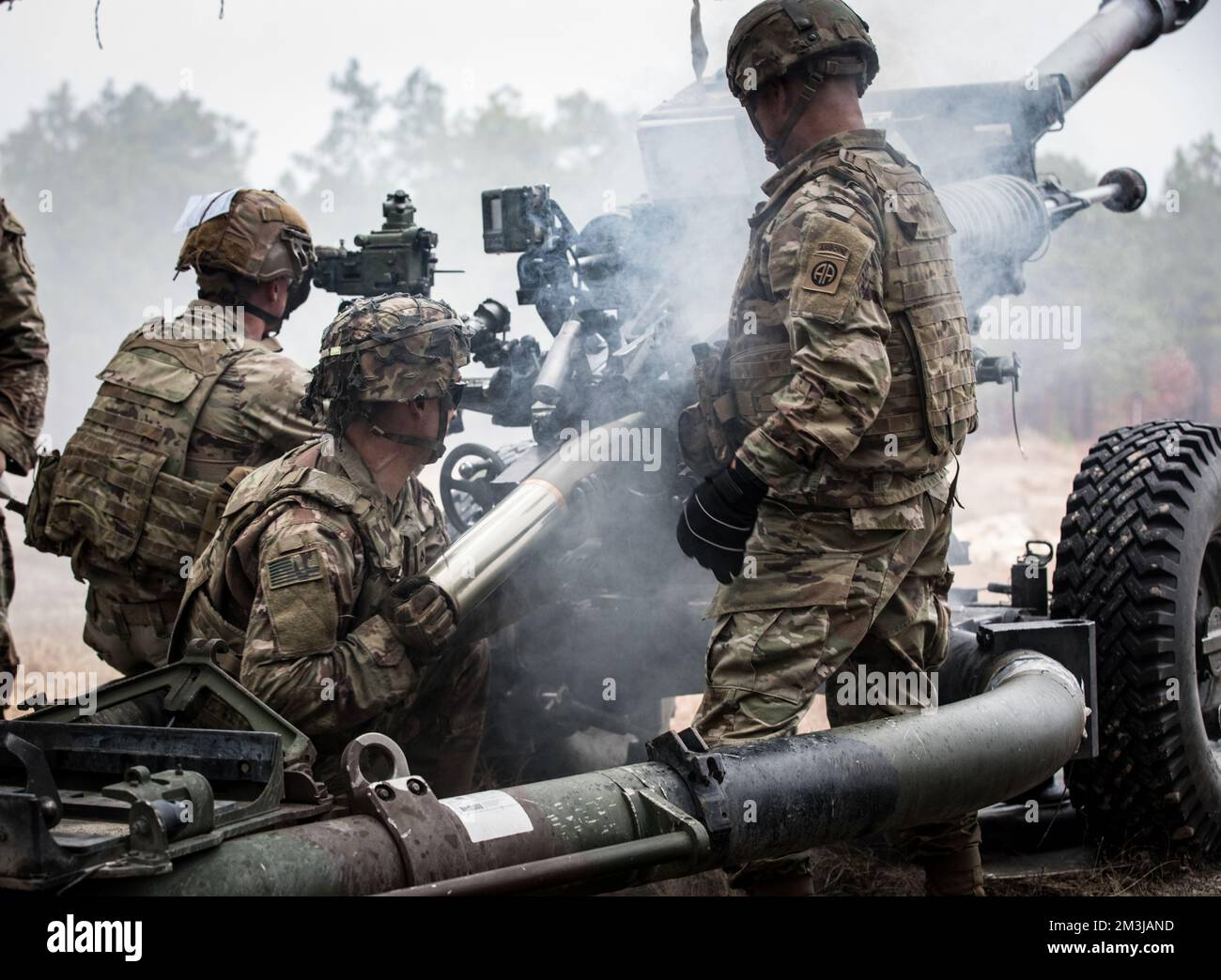 Parachutistes affectés au 3rd Bataillon, 19th Régiment d’artillerie de campagne aéroporté, 2nd Brigade combat Team, 82nd Division aéroportée participant à une épreuve d’incendie avec un Howitzer M119 lors de la compétition Best of the Best de l’Artillerie de la Division à fort Bragg, N.C., 7 décembre 2022. Les soldats en compétition sont classés en fonction de leur spécialité et de leur arme professionnelle militaire pour mettre en valeur leurs talents par la précision, la vitesse et la létalité. La catégorie de compétition de l'équipe était « le meilleur M7119 Howitzer ». (É.-U. Photo de l'armée par le Sgt. Emely Opio-Wright) Banque D'Images