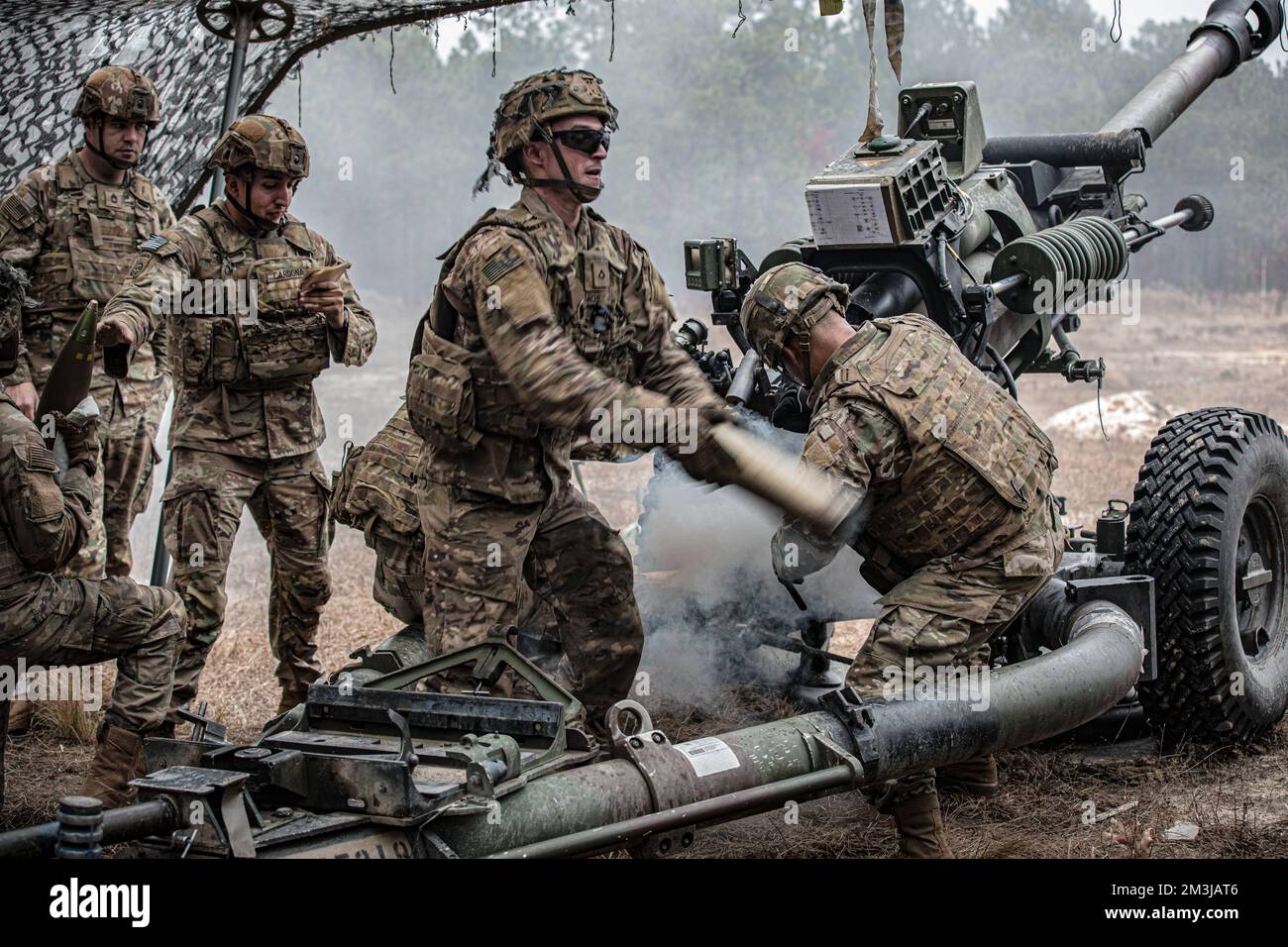 Parachutistes affectés au 3rd Bataillon, 19th Régiment d’artillerie de campagne aéroporté, 1st Brigade combat Team, 82nd Division aéroportée participant à une épreuve d’incendie avec un Howitzer M119 lors de la compétition Best of the Best de l’Artillerie de la Division à fort Bragg, N.C., le 7 décembre 2022. Les parachutiers en compétition sont classés selon leur spécialité et leur arme militaires pour présenter leurs talents par la précision, la vitesse et la létalité. La catégorie de compétition de l'équipe était « le meilleur M119 Howitzer ». (É.-U. Photo de l'armée par le Sgt. Emely Opio-Wright) Banque D'Images