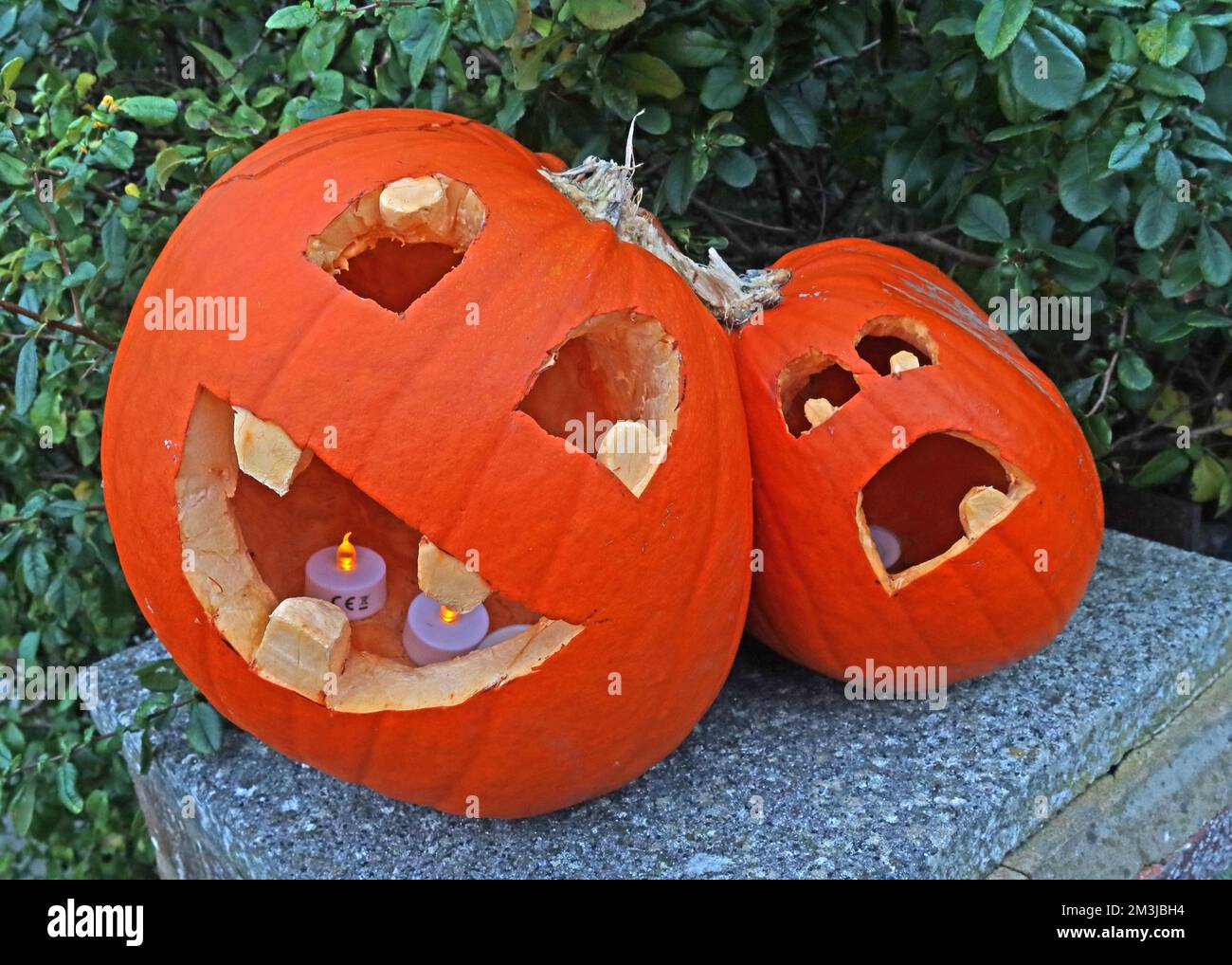 Citrouilles d'Halloween sculptées à l'orange, Angleterre, Royaume-Uni, avec lumières Banque D'Images