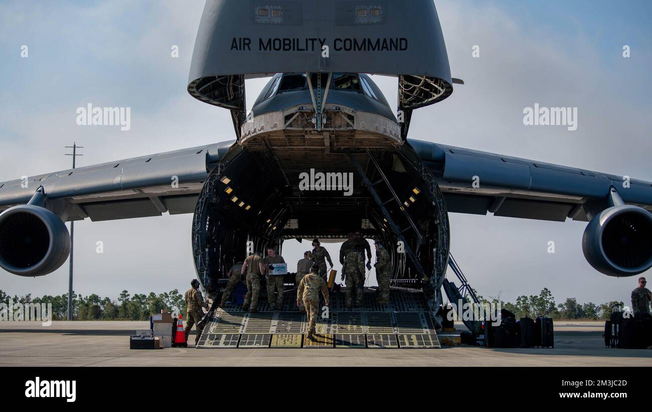 ÉTATS-UNIS Les aviateurs affectés à la base aérienne de Douvres, Delaware, arrivent à la base aérienne de Tyndall, en Floride, le 9 décembre 2022. Les membres de plusieurs bases ont aidé à charger un F-22 Raptor sur une galaxie C-5 pour être transporté au Hill Aerospace Museum, situé à Hill, Utah. (É.-U. Photo de la Force aérienne par le premier Airman Jacob Dastas) Banque D'Images