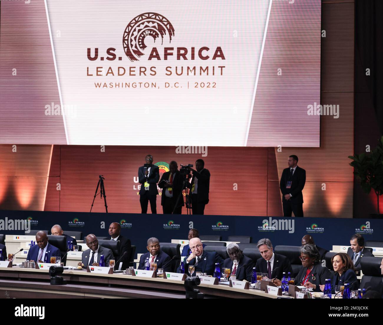 Washington, États-Unis. 15th décembre 2022. ÉTATS-UNIS Le vice-président Kamala Harris s'exprime lors du déjeuner de travail des chefs d'État sur les partenariats multilatéraux avec l'Afrique pour relever les défis mondiaux le troisième jour des États-Unis Sommet des dirigeants africains au Centre de congrès Walter E. Washington, à Washington, le mercredi 15 décembre 2022. Photo par Jemal Countess/UPI crédit: UPI/Alay Live News Banque D'Images