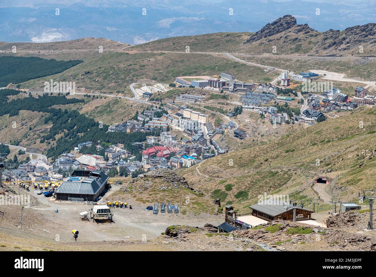 Le système de remontée mécanique dans la chaîne de montagnes de la Sierra Nevada en Andalousie, Espagne Banque D'Images