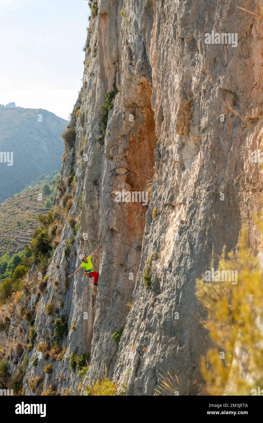 Femme escalade près du village de Bolulla, Alicante., Espagne Banque D'Images