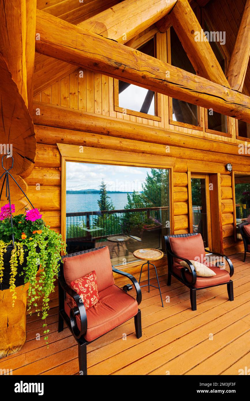 Vue sur la terrasse en bois, l'auberge sur le lac, le Bed & Breakfast Lodge, près de Whitehorse, territoire du Yukon, Canada Banque D'Images