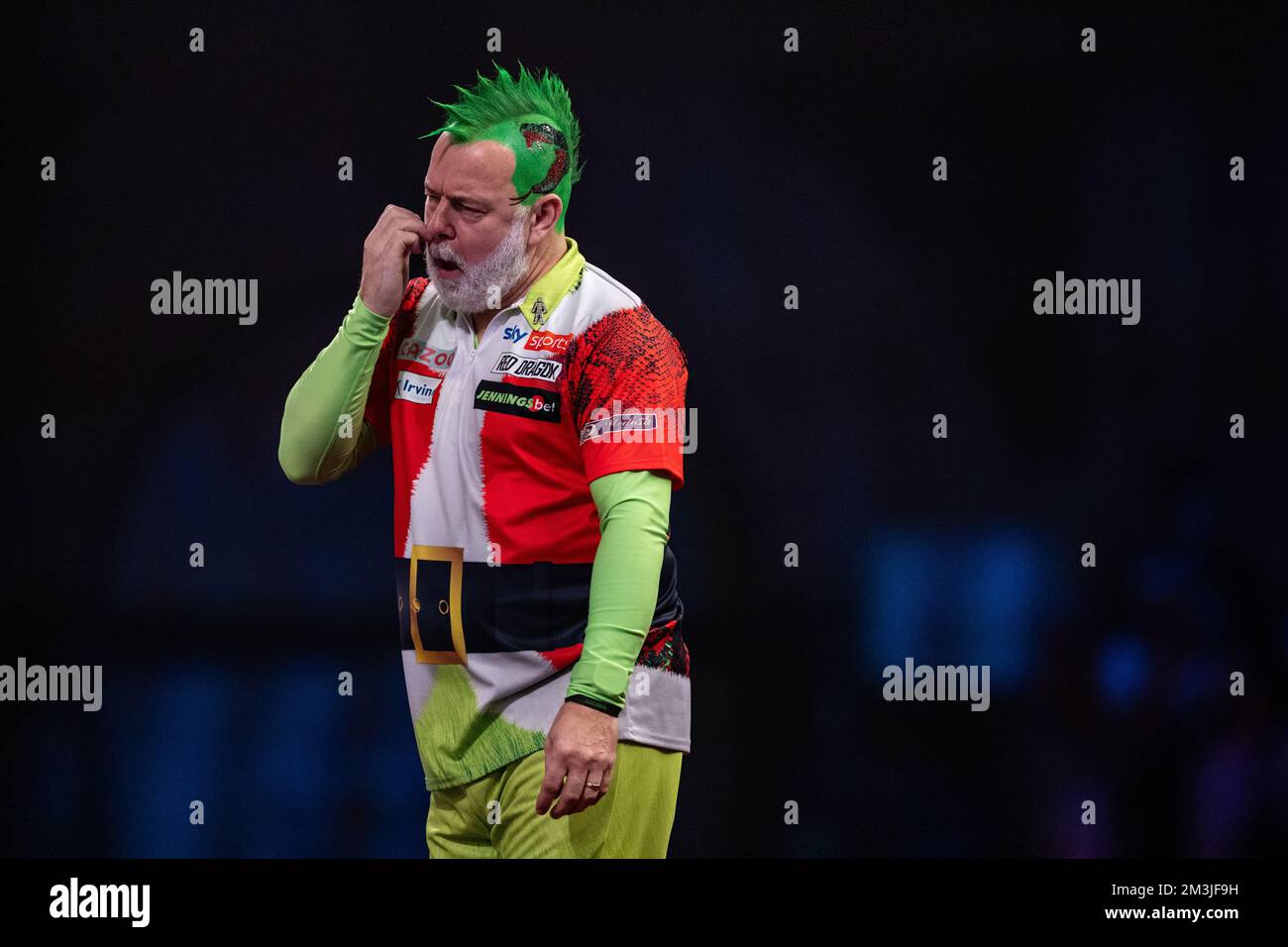 Peter Wright réagissant pendant la première journée du Championnat du monde des fléchettes de Cazoo à Alexandra Palace, Londres. Date de la photo: Jeudi 15 décembre 2022. Banque D'Images