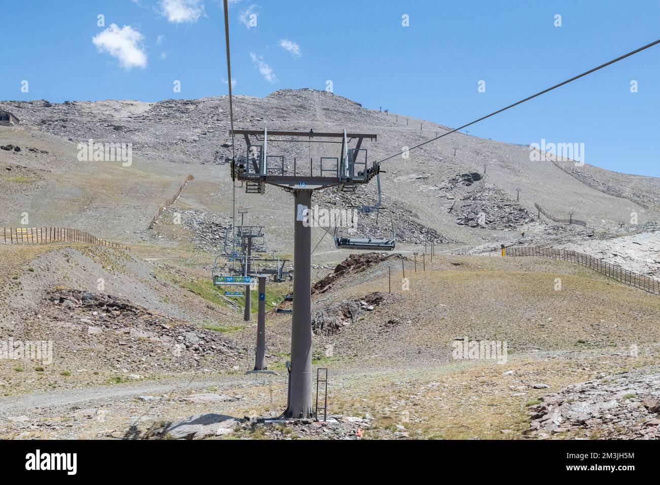 Le système de remontée mécanique dans la chaîne de montagnes de la Sierra Nevada en Andalousie, Espagne Banque D'Images