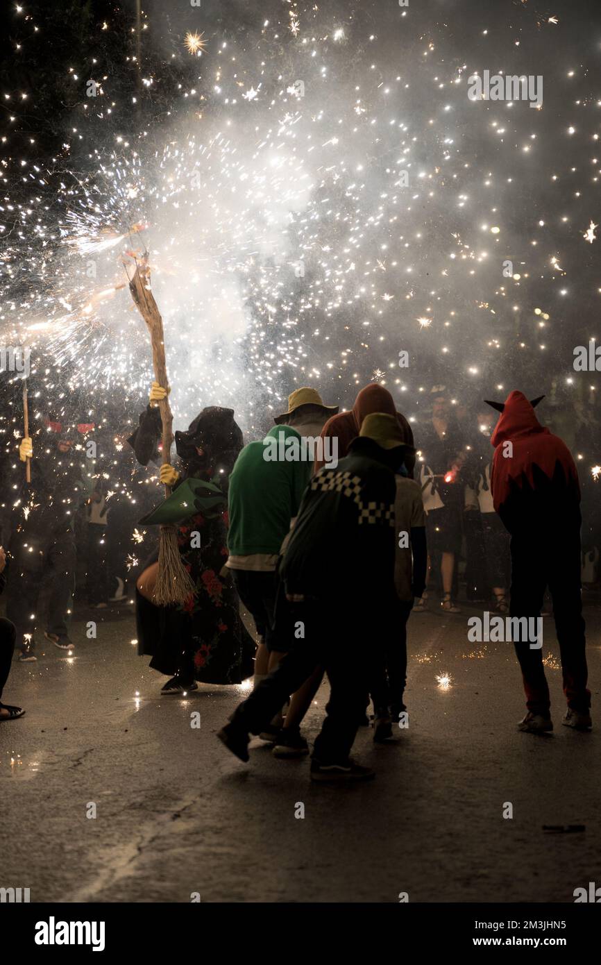 Certaines personnes dansent vêtues de diable portant des feux d'artifice en Catalogne, en Espagne Banque D'Images