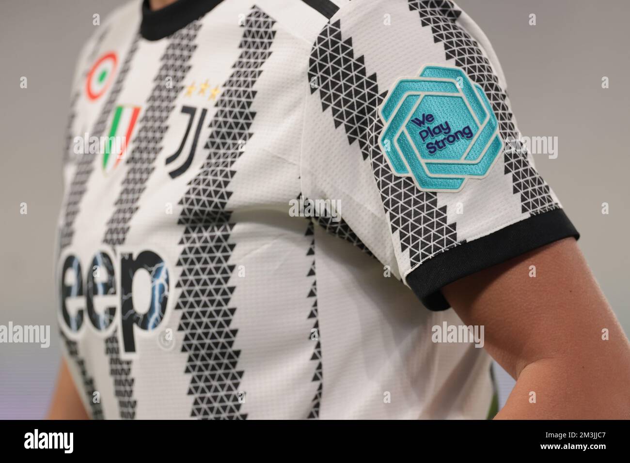 Turin, Italie, le 15th décembre 2022. Le patch de campagne « We Play » sur la manche d'un maillot Juventus lors du match de la Ligue des champions des femmes de l'UEFA