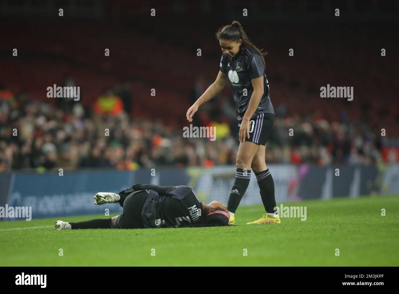 Londres, Royaume-Uni. 15th décembre 2022. Perle Morroni de Lyon Fminines blessé lors du match de la Ligue des champions de Womens entre Arsenal Women et Lyon Fminines au stade Emirates, Londres, Angleterre, le 15 décembre 2022. Photo de Joshua Smith. Utilisation éditoriale uniquement, licence requise pour une utilisation commerciale. Aucune utilisation dans les Paris, les jeux ou les publications d'un seul club/ligue/joueur. Crédit : UK Sports pics Ltd/Alay Live News Banque D'Images