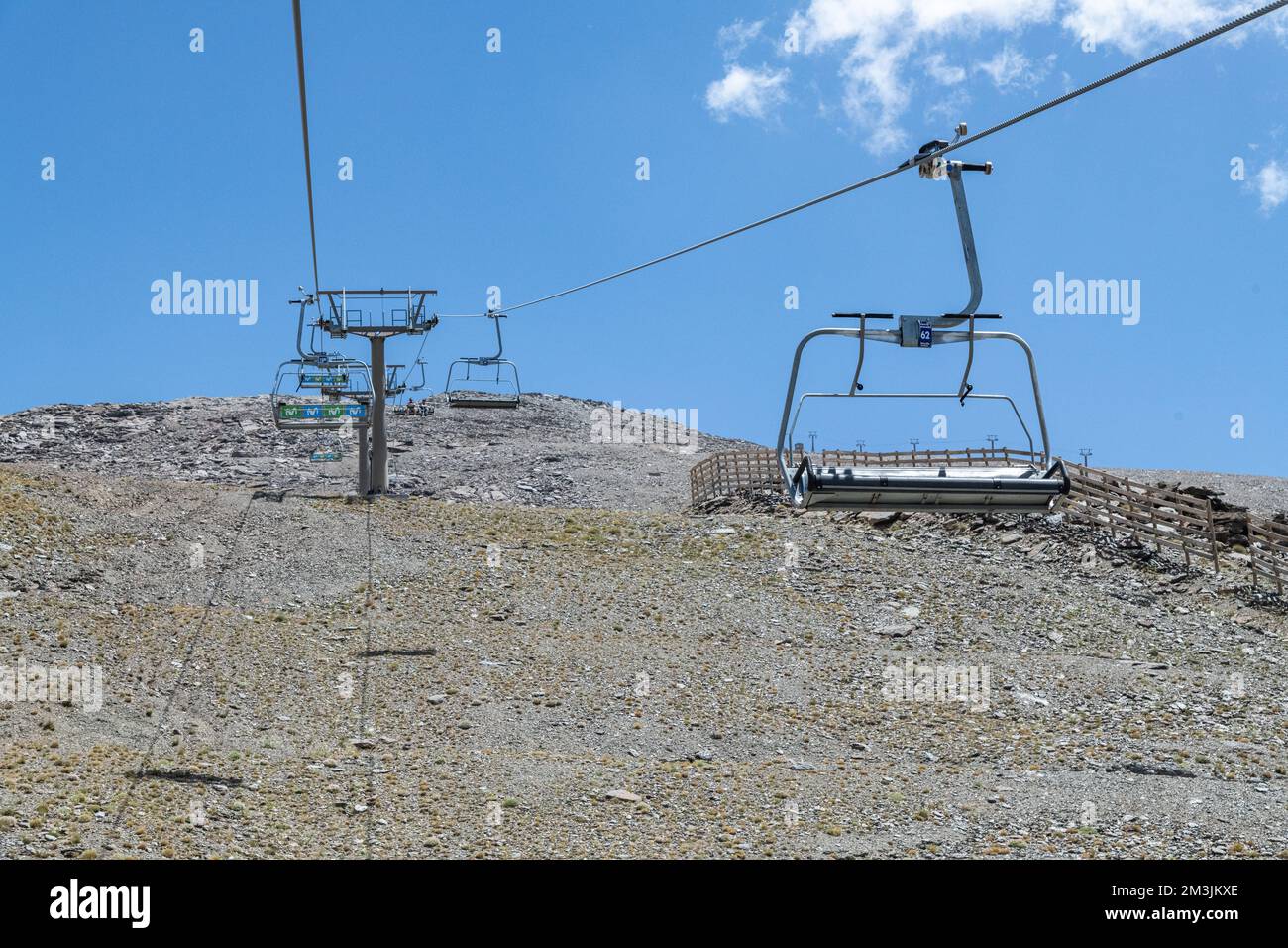 Le système de remontée mécanique dans la chaîne de montagnes de la Sierra Nevada en Andalousie, Espagne Banque D'Images