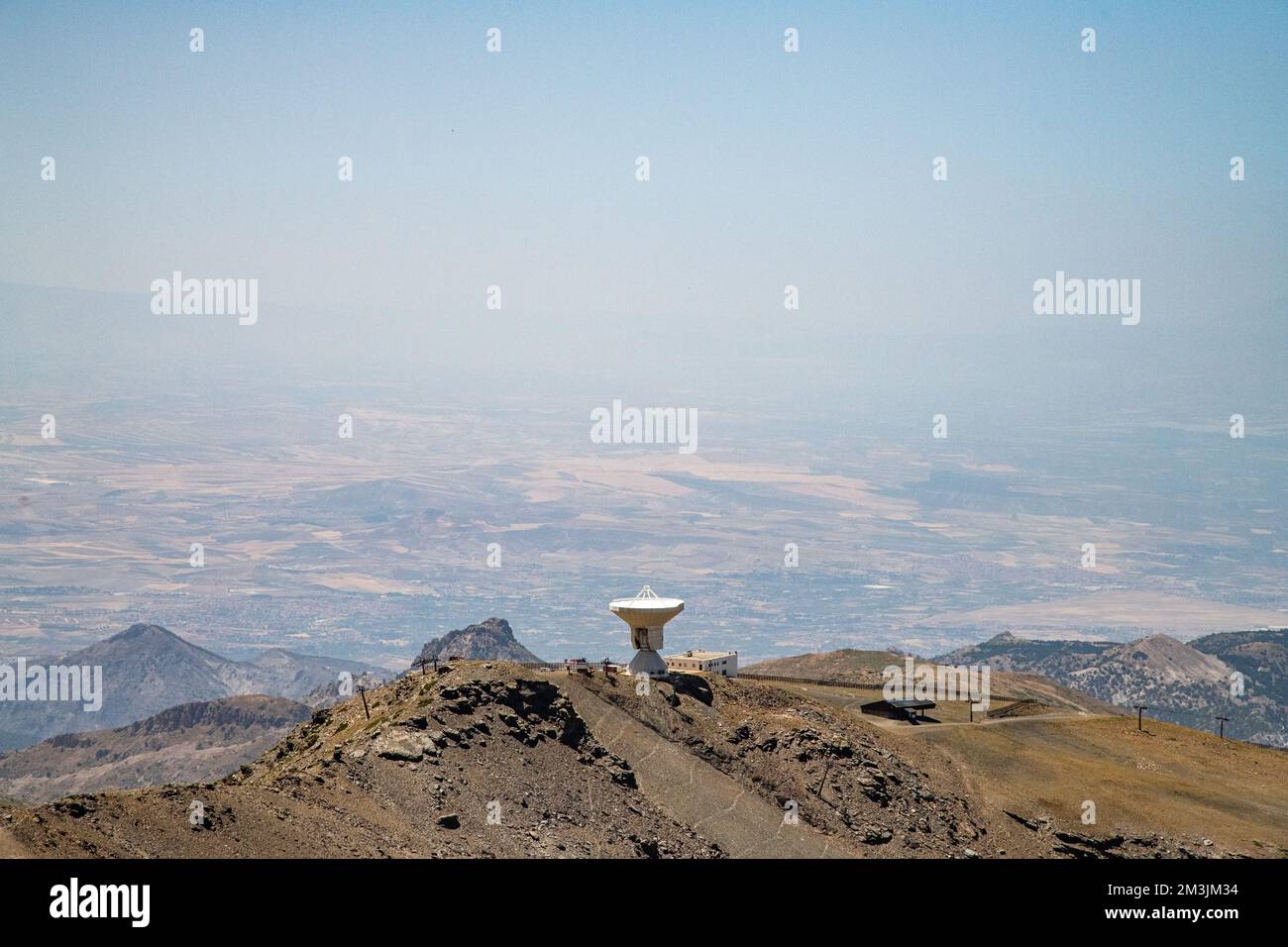 L'observatoire de Pico Veleta dans la chaîne de montagnes de la Sierra Nevada en Andalousie, Espagne Banque D'Images