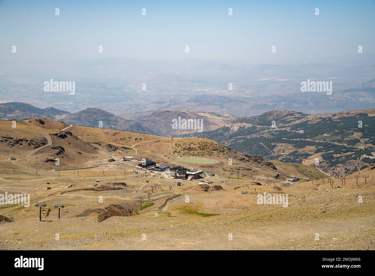 Vue sur la chaîne de montagnes de la Sierra Nevada en Andalousie, Espagne Banque D'Images