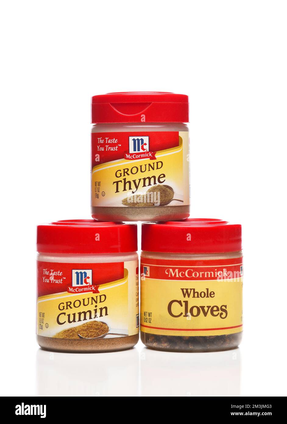 IRVINE, CALIFORNIE - 15 DEC 2022 : trois bouteilles d'épices McCormick, de thym moulu, de cumin moulu et de clous de girofle entiers Banque D'Images