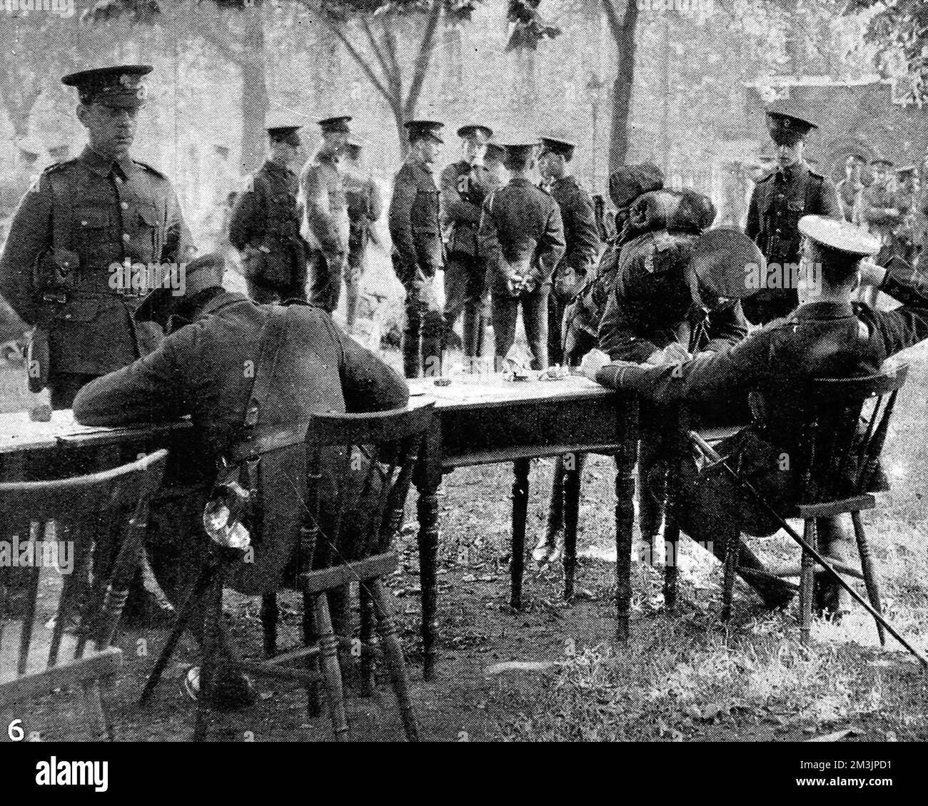 Les soldats de la Force territoriale qui sont inscrits à Deans Yard, Westminster, peu après la guerre, ont été officiellement déclarés par sir Edward Gray sur 4 août 1914. Banque D'Images