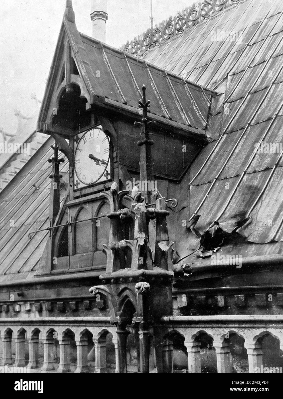 Un trou a explosé dans le toit de la cathédrale notre-Dame de Paris le 11th octobre 1914 par une bombe d'avions allemands. Banque D'Images