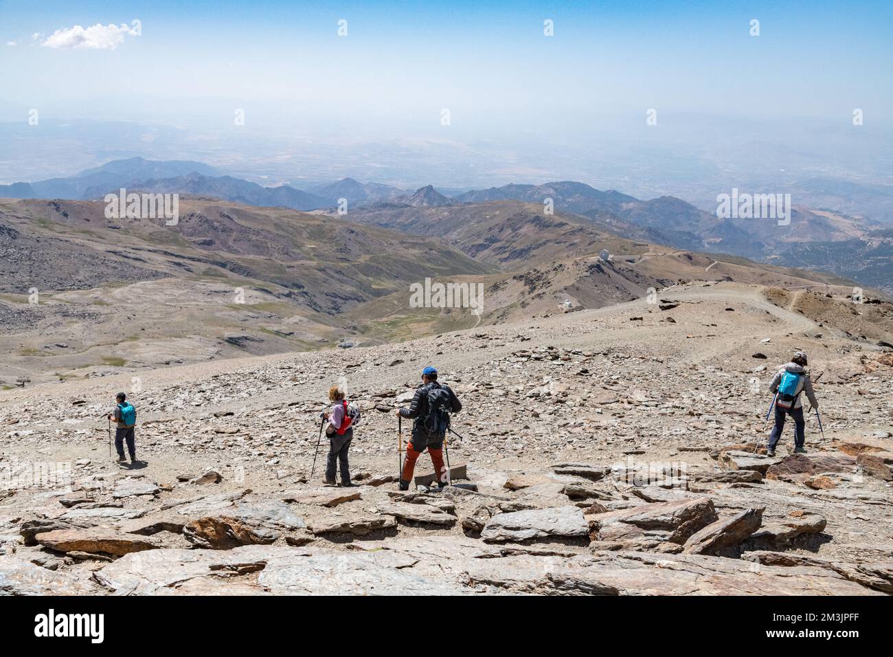 Un groupe de randonneurs explorant la chaîne de montagnes de la Sierra Nevada à Pico Veleta en Andalousie, Espagne Banque D'Images