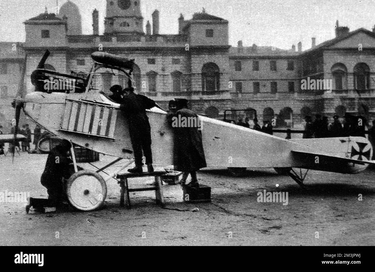 Un avion allemand capturé à l'occasion de la parade des gardes à cheval à Londres. Date: 20 novembre 1915 Banque D'Images