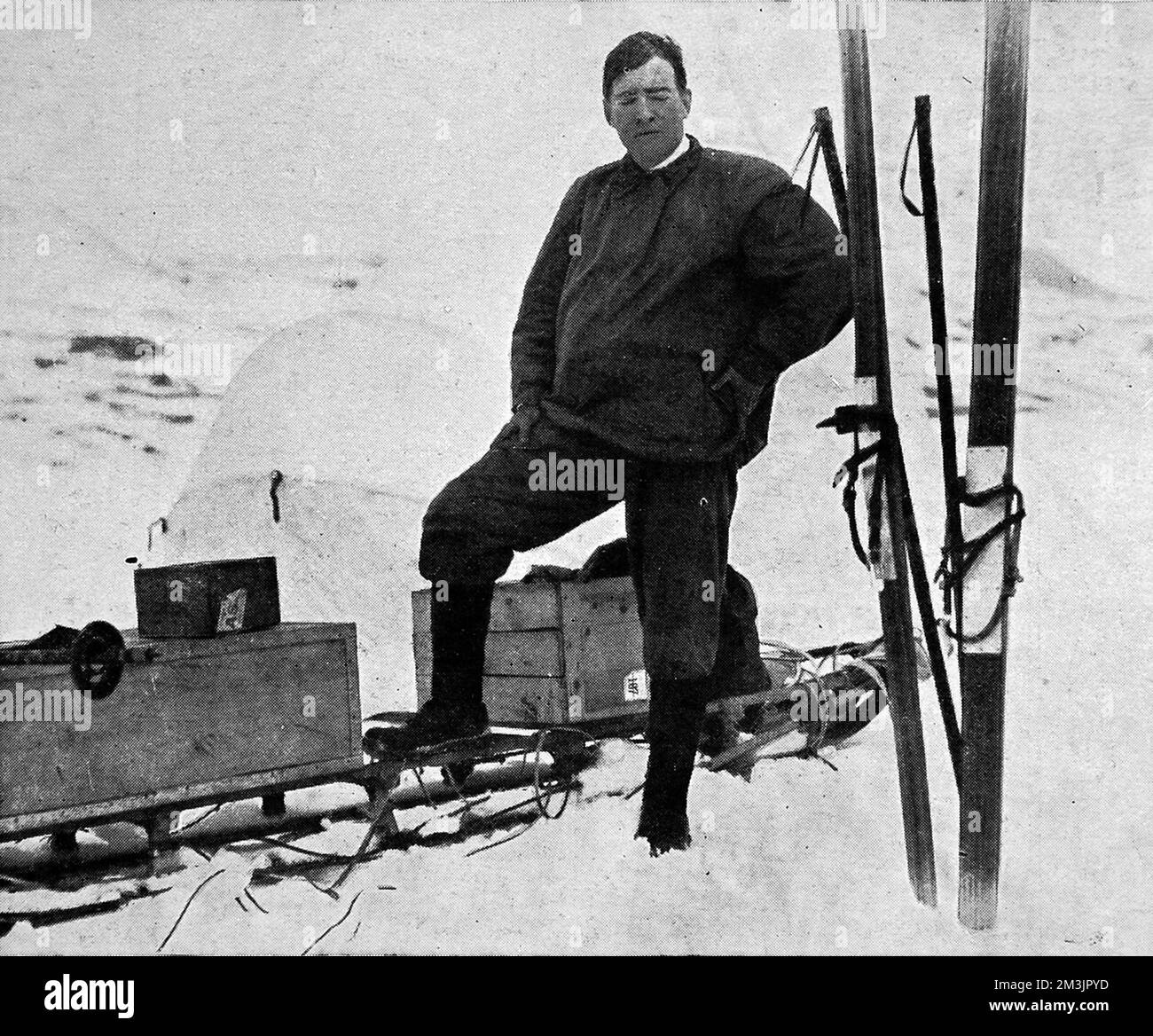 Sir Ernest Shackleton, vêtu d'un kit adapté aux conditions antarctiques avant son expédition transantarctique en 1914. Date: 1914 Banque D'Images