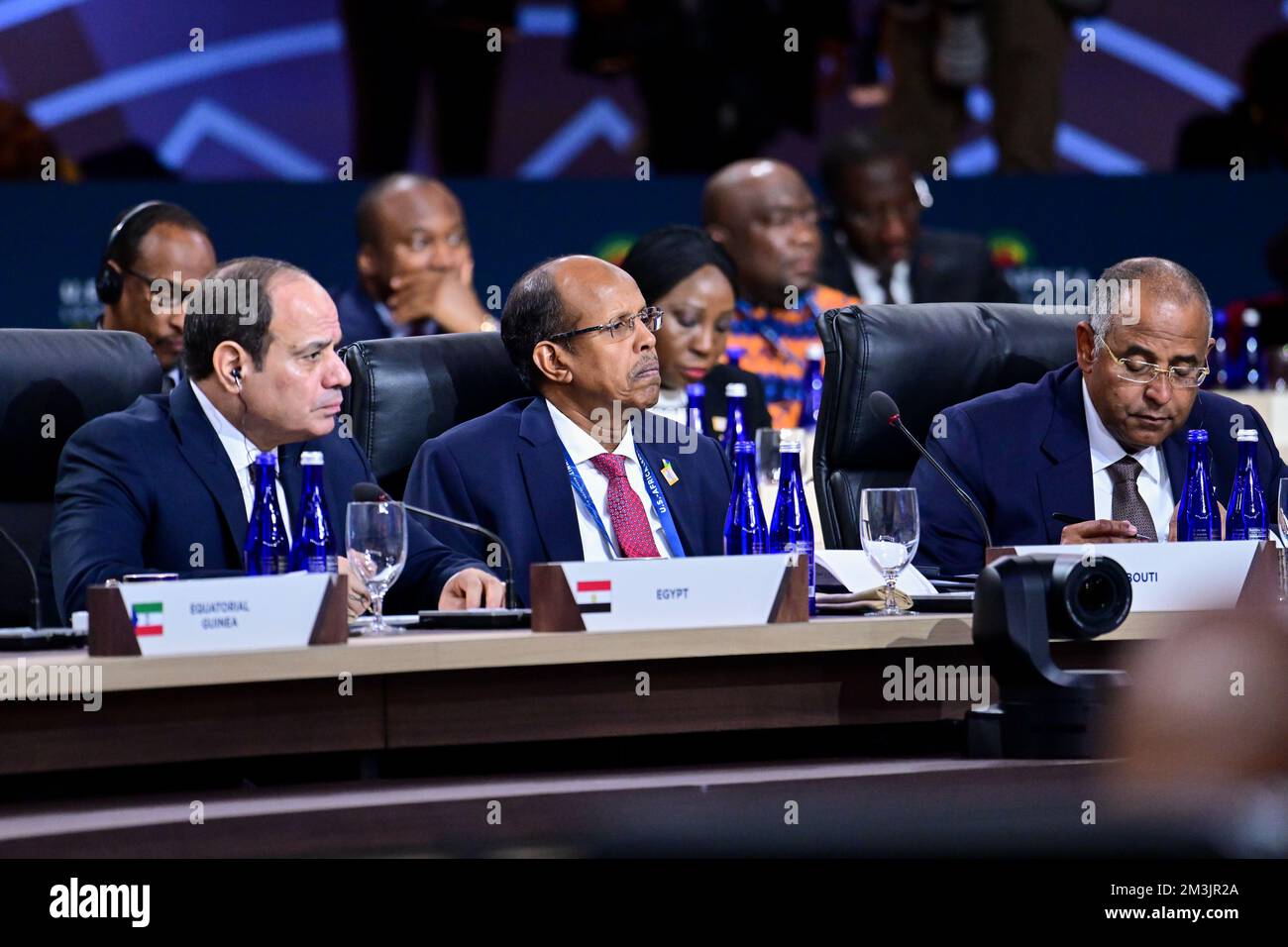 Washington, États-Unis. 15th décembre 2022. Les dirigeants africains écoutent lors de la première séance plénière du Sommet États-Unis - dirigeants africains au Centre de congrès Walter Washington, 15 décembre 2022 à Washington, DC de gauche à droite : le président égyptien Abdel Fattah el-Sisi, le président de Djibouti Ismail Omar Guellehand et le premier ministre de la Côte d'Ivoire Patrick Achi. Crédit : Ben Solomon/Département d'État des États-Unis/Alamy Live News Banque D'Images Washington, États-Unis. 15th décembre 2022. Les dirigeants africains écoutent lors de la première séance plénière du Sommet États-Unis - dirigeants africains au Centre de congrès Walter Washington, 15 décembre 2022 à Washington, DC de gauche à droite : le président égyptien Abdel Fattah el-Sisi, le président de Djibouti Ismail Omar Guellehand et le premier ministre de la Côte d'Ivoire Patrick Achi. Crédit : Ben Solomon/Département d'État des États-Unis/Alamy Live News Banque D'Images