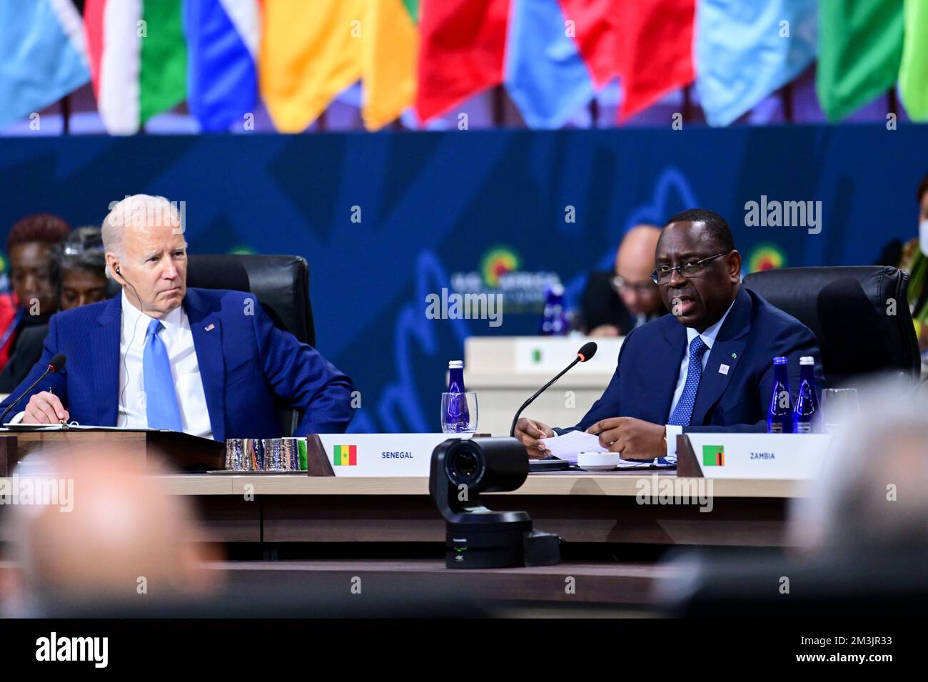 Washington, États-Unis. 15th décembre 2022. ÉTATS-UNIS Le Président Joe Biden, à gauche, écoute le Président sénégalais et Président de l'Union africaine Macky Sall, à droite, lors de la première séance plénière du Sommet États-Unis - dirigeants africains au Centre de congrès Walter Washington, 15 décembre 2022 à Washington, DC crédit: Ben Solomon/Département d'État américain/Alamy Live News Banque D'Images