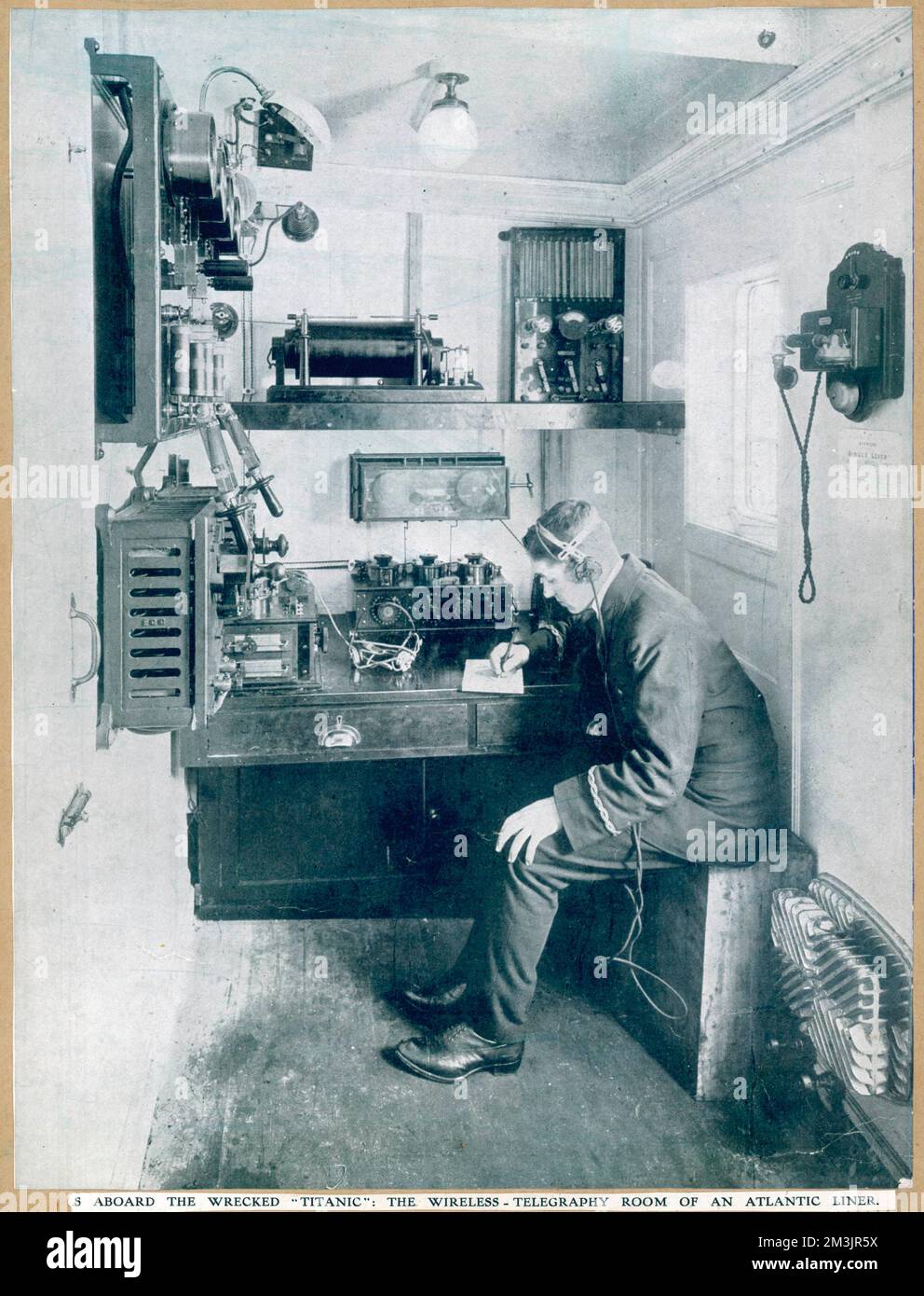 Une salle de communication à bord d'un paquebot Atlantique, un exemple du genre de celui qui aurait été à bord du Titanic. Construit par le chantier naval Harland et Wolff pour White Star Lines, le Titanic était un rival de 'Lusitania' et 'Pauretania' de Cunard. Lors de son premier voyage à travers l'Atlantique, le Titanic a frappé un iceberg le 15th avril 1912 et a sombré avec la perte de 1503 vies. Date: 1912 Banque D'Images