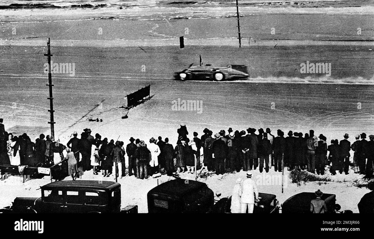 Malcolm Campbell établit un nouveau record du monde de vitesse sur terre Banque D'Images