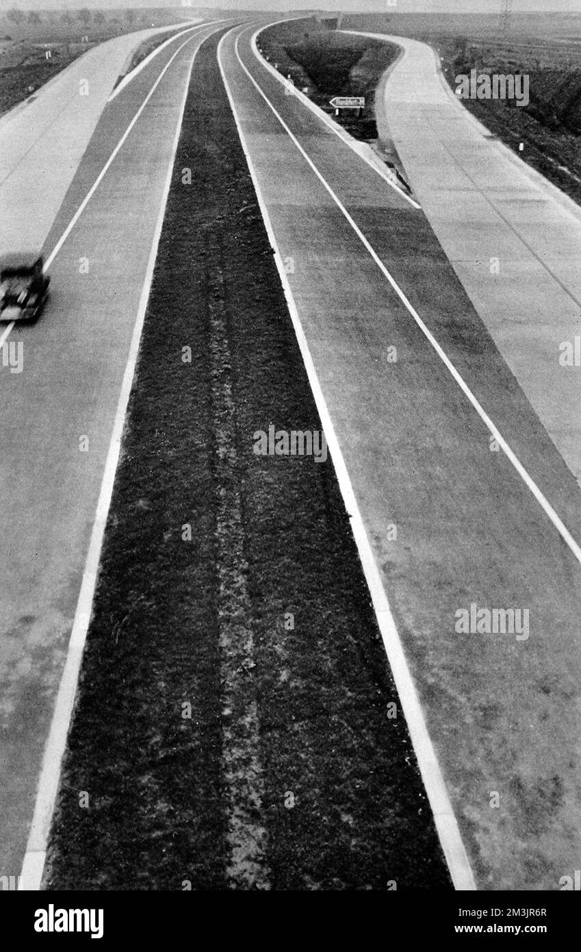 Une Autobahn allemande, inspectée par un groupe de députés britanniques et de représentants, lors d'une visite en Allemagne en 1937 pour observer les célèbres routes de l'État. Plus tard, le parti a assisté à un rassemblement au stade olympique où Hitler et Mussolini ont prononcé des discours. Date: 2 octobre 1937 Banque D'Images