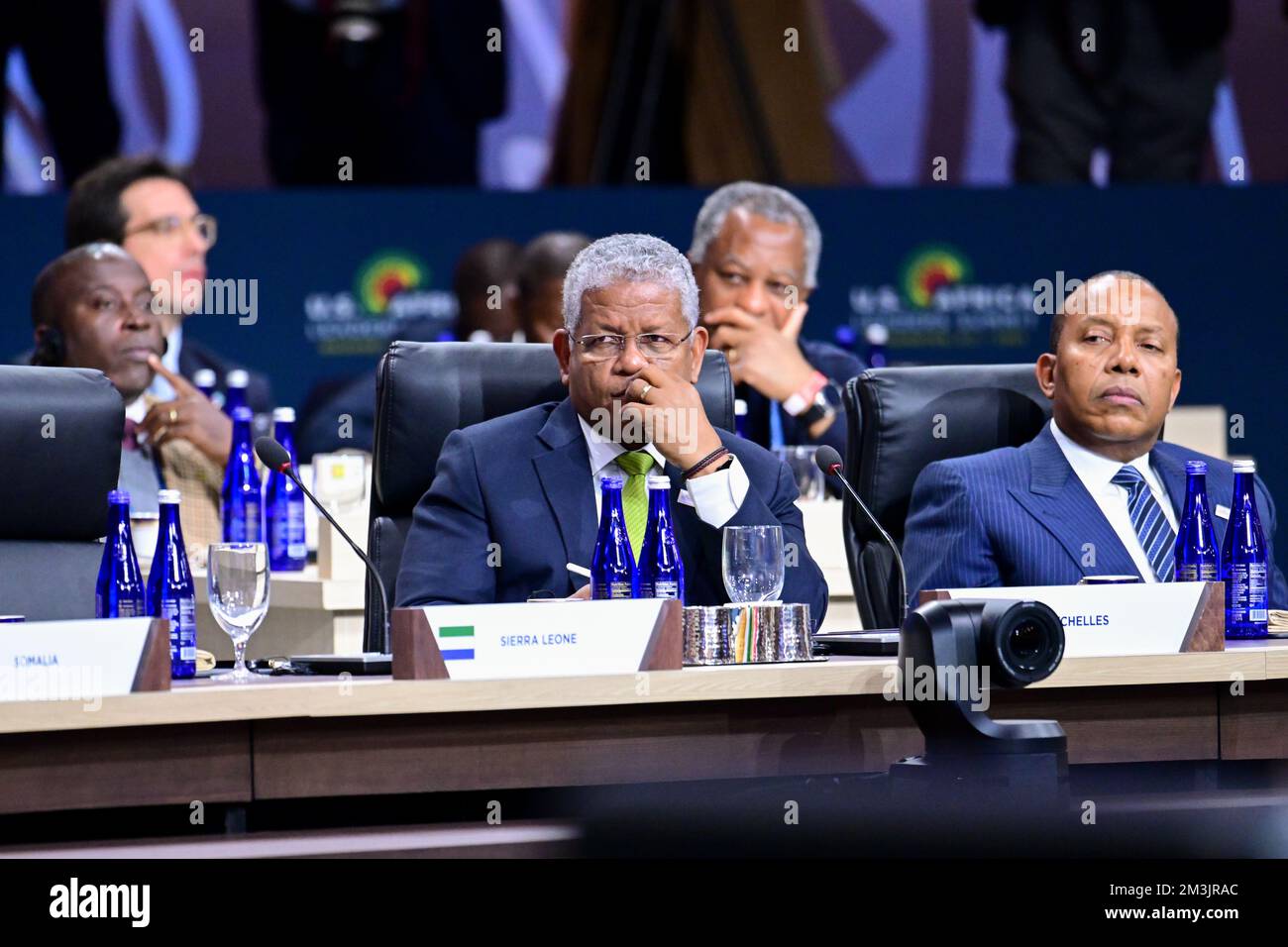 Washington, États-Unis. 15th décembre 2022. Les dirigeants africains écoutent lors de la première séance plénière du Sommet États-Unis - dirigeants africains au Centre de congrès Walter Washington, 15 décembre 2022 à Washington, DC de gauche à droite: Le Président des Seychelles Wavel Ramkalawan et le Premier ministre de Sao Toman Patrice Trovoada. Crédit : Ben Solomon/Département d'État des États-Unis/Alamy Live News Banque D'Images Washington, États-Unis. 15th décembre 2022. Les dirigeants africains écoutent lors de la première séance plénière du Sommet États-Unis - dirigeants africains au Centre de congrès Walter Washington, 15 décembre 2022 à Washington, DC de gauche à droite: Le Président des Seychelles Wavel Ramkalawan et le Premier ministre de Sao Toman Patrice Trovoada. Crédit : Ben Solomon/Département d'État des États-Unis/Alamy Live News Banque D'Images