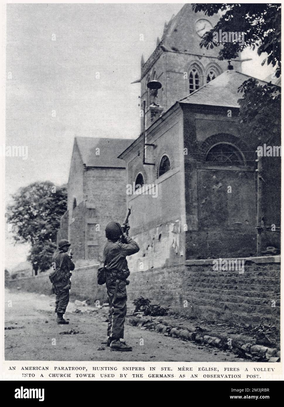 Parachutistes américains chassant les tireurs d'élite allemands, Normandie Banque D'Images