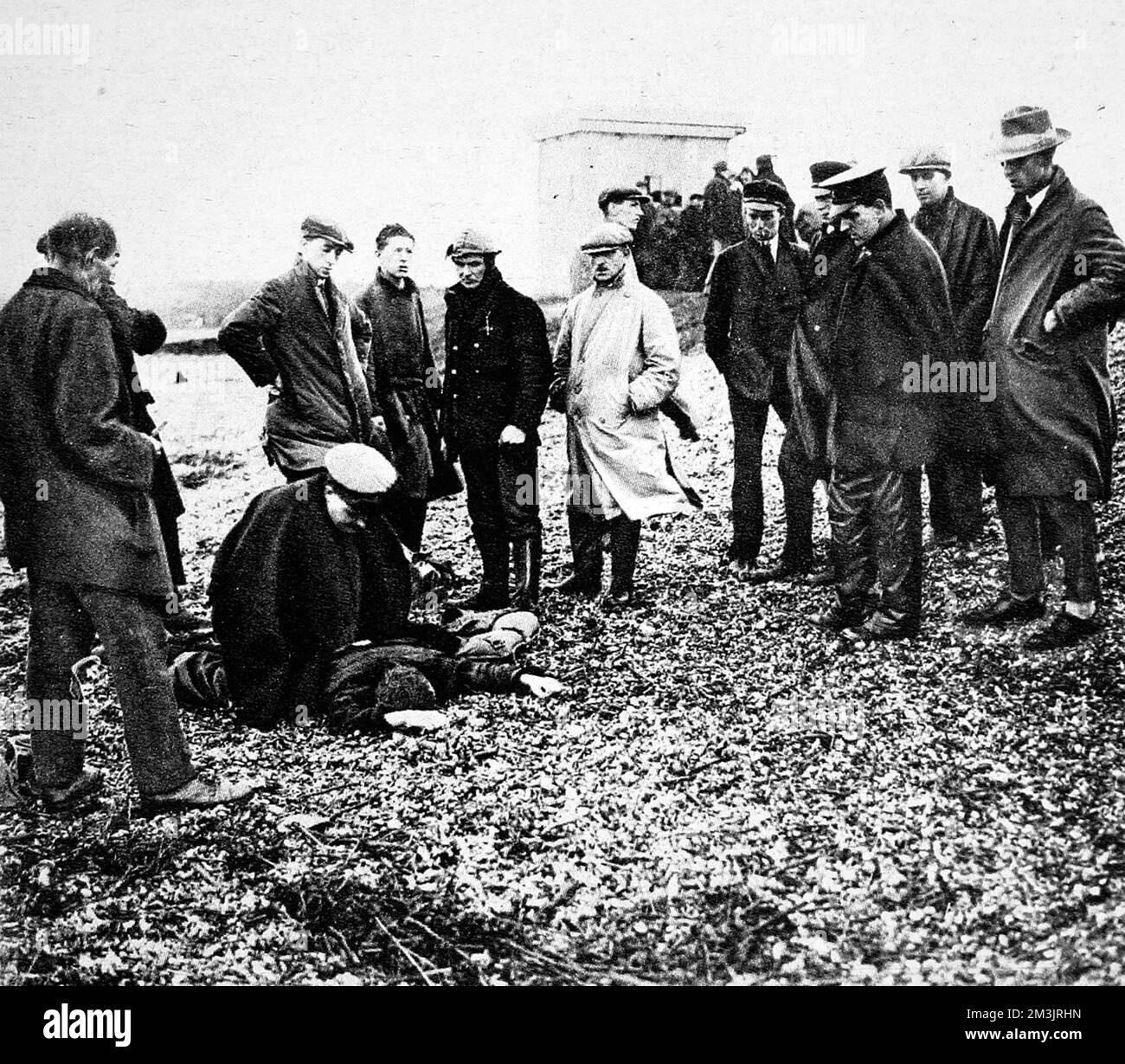 Application de la respiration artificielle à un homme de canot de sauvetage lavé. Banque D'Images