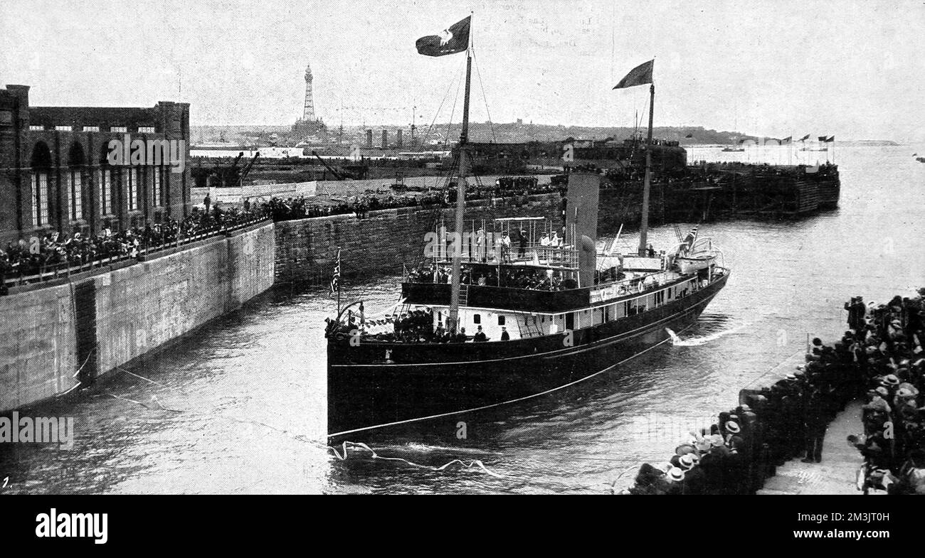 Le 'Galatea' coupe les rubans à l'embouchure du nouveau Gladstone Dock à Liverpool en 1913. 1913 Banque D'Images