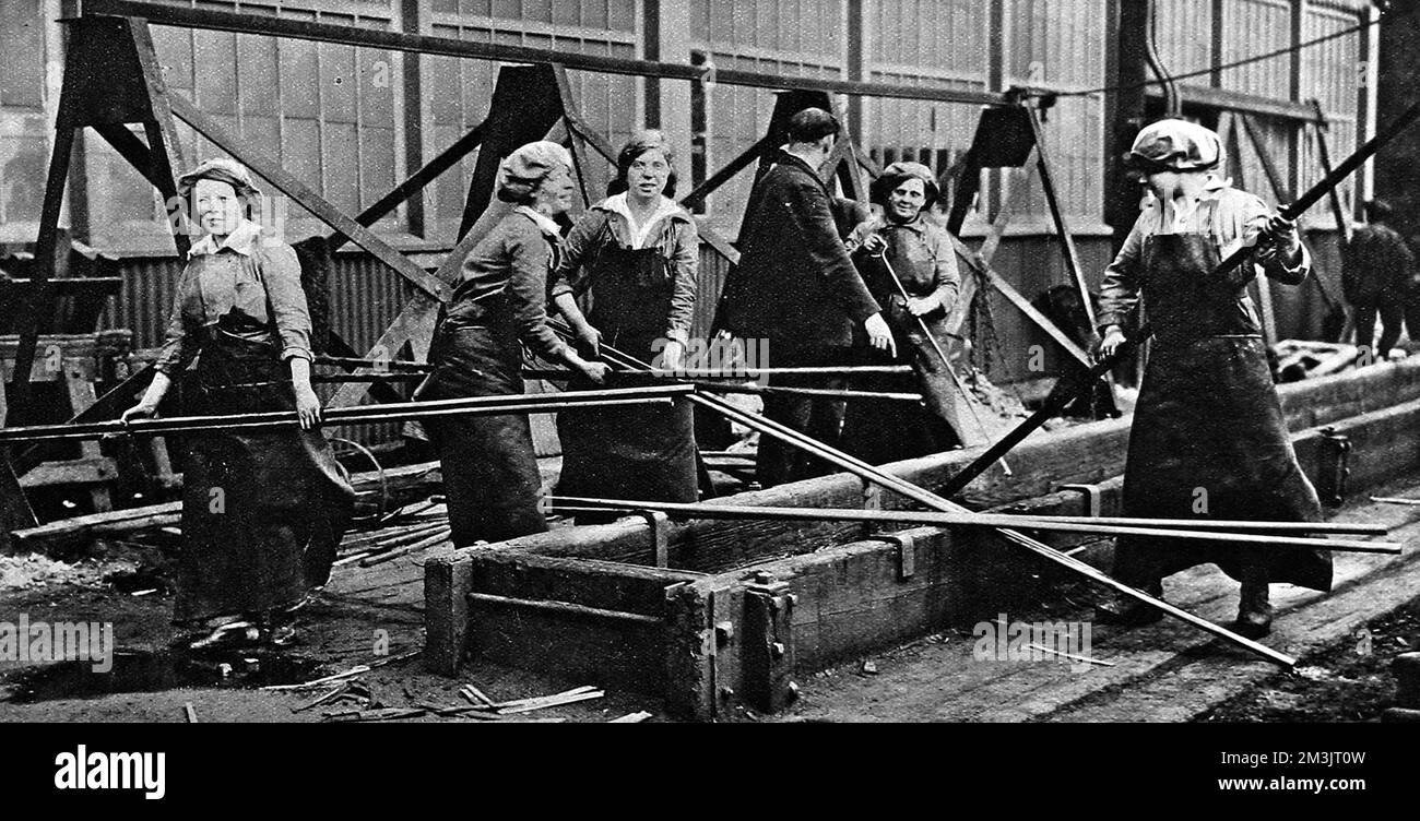 Travailleuses dans un chantier naval. Banque D'Images