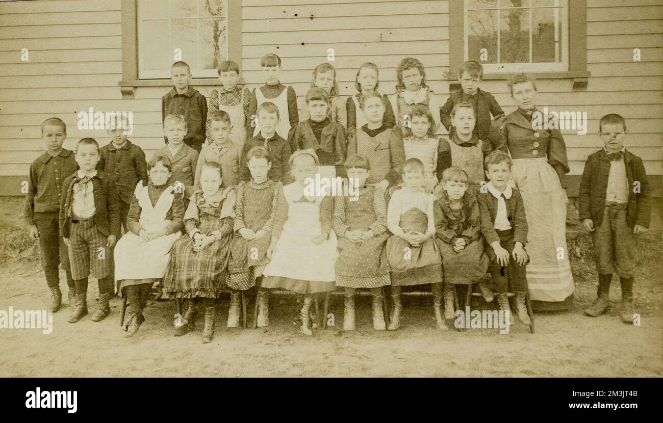 Old Village School image de classe non identifiée , écoles, enfants d'école, élèves, enseignants Banque D'Images