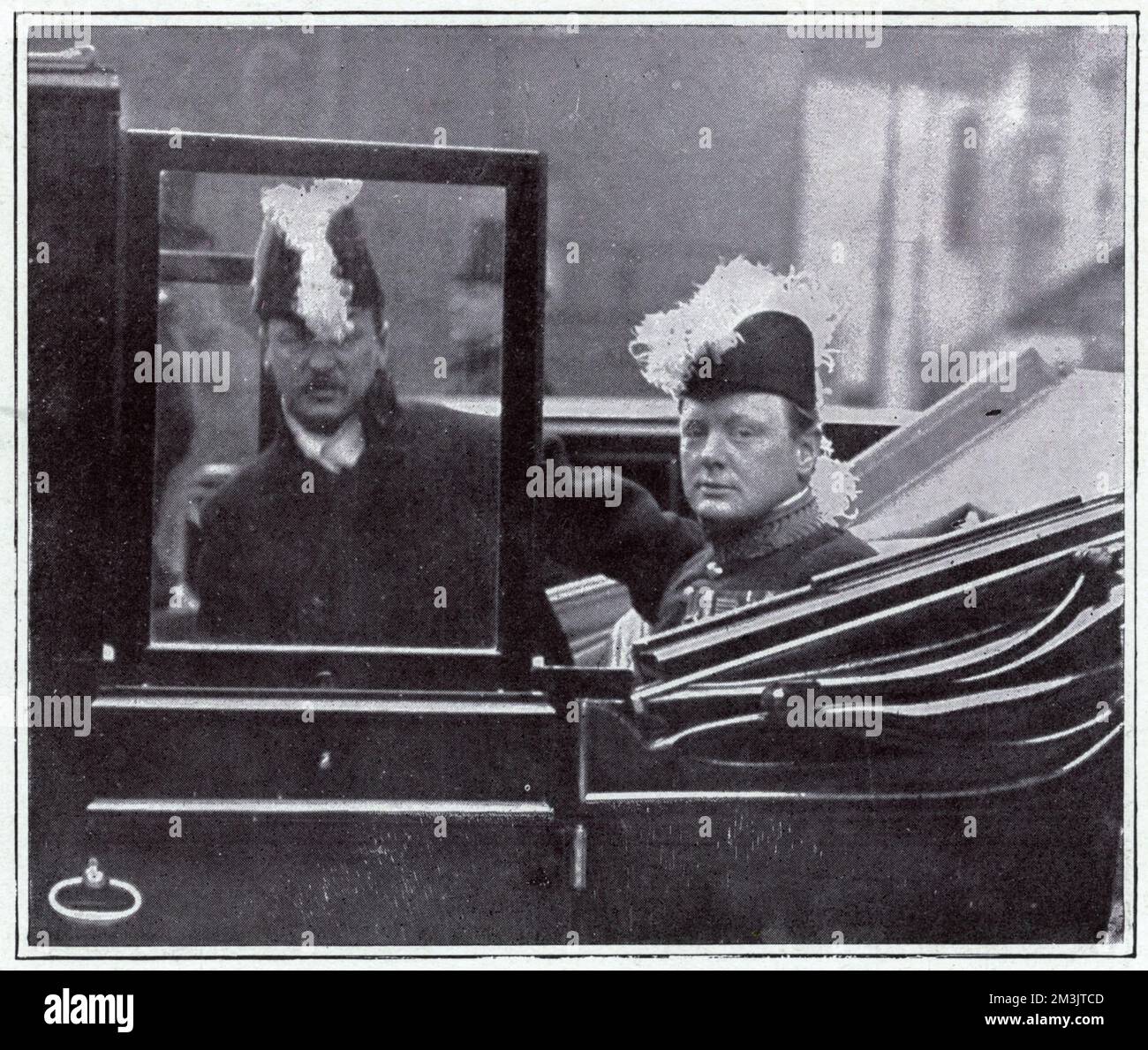Winston Churchill (1874 - 1965), alors ministre de l'intérieur, laissant Buckingham Palace dans une calèche à la suite de l'accession de George V au trône à la mort de son père Edward VII en mai 1910. Date : mai 1910 Banque D'Images