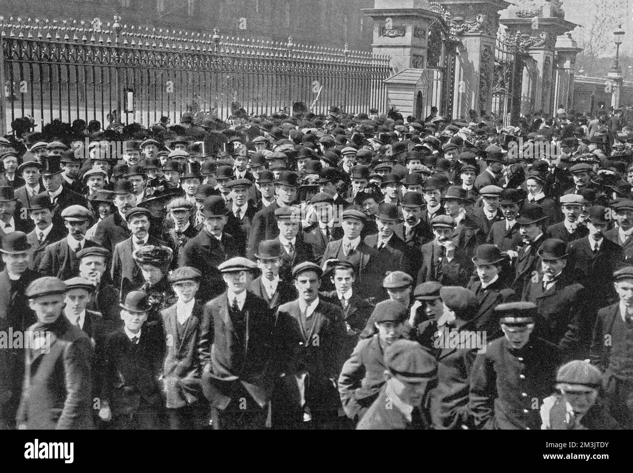 Des foules de personnes à l'extérieur du palais de Buckingham attendent des nouvelles de l'état d'Edward VII. Le roi populaire est mort sur 6 mai 1910 et a été pleuré universellement. 1910 Banque D'Images