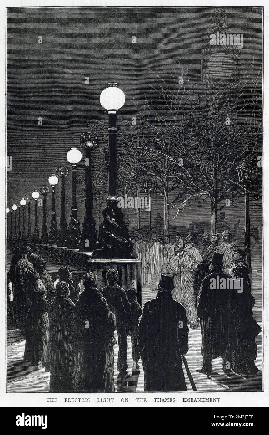 La foule admirant l'éclairage électrique sur le Thames Embankment, Londres, en 1879. Lorsque le remblai de Victoria a été ouvert en 1870, il a été éclairé par des lampes à gaz en fonte. Après l'exposition de Paris de 1878, où l'éclairage électrique a été utilisé à grand effet, il a été suggéré qu'un système similaire pourrait être utilisé pour l'Embankment. Malgré l'attrait et les foules considérables, l'éclairage s'est révélé coûteux et peu fiable, ce qui a nécessité un retour à l'éclairage au gaz après seulement six ans. Date: 1879 Banque D'Images