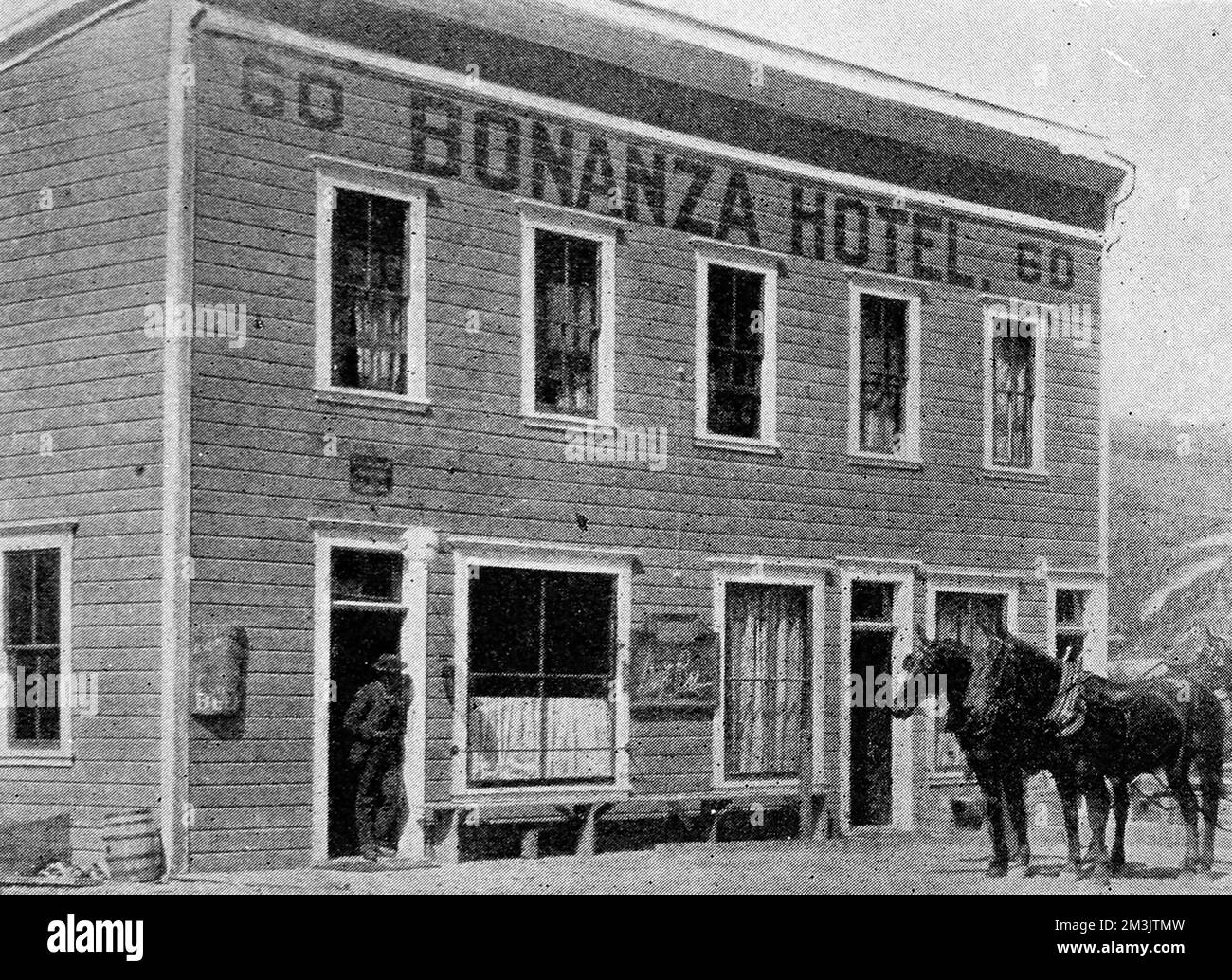 Le Bonanza Hotel, l'un des hôtels les plus populaires pour les chercheurs d'or sur le sentier de Dawson, Alaska. Dawson était une ville qui s'est élevée la nuit pendant la fièvre d'or de 1896-1897, sa population s'est rapidement gonflée à 4000. Date: 1909 Banque D'Images